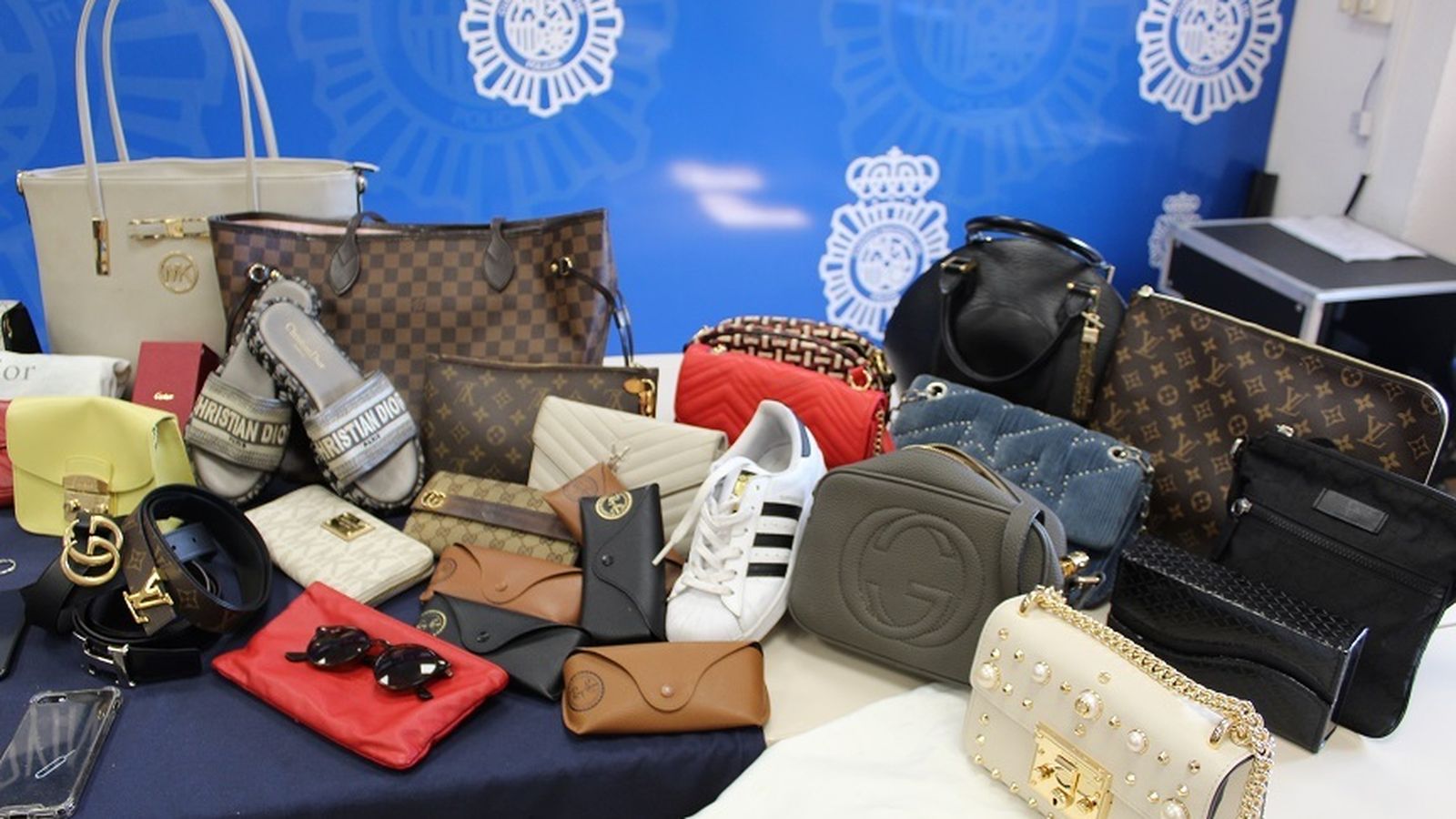 Bolsos y otros objetos recuperados por la Policía Nacional.