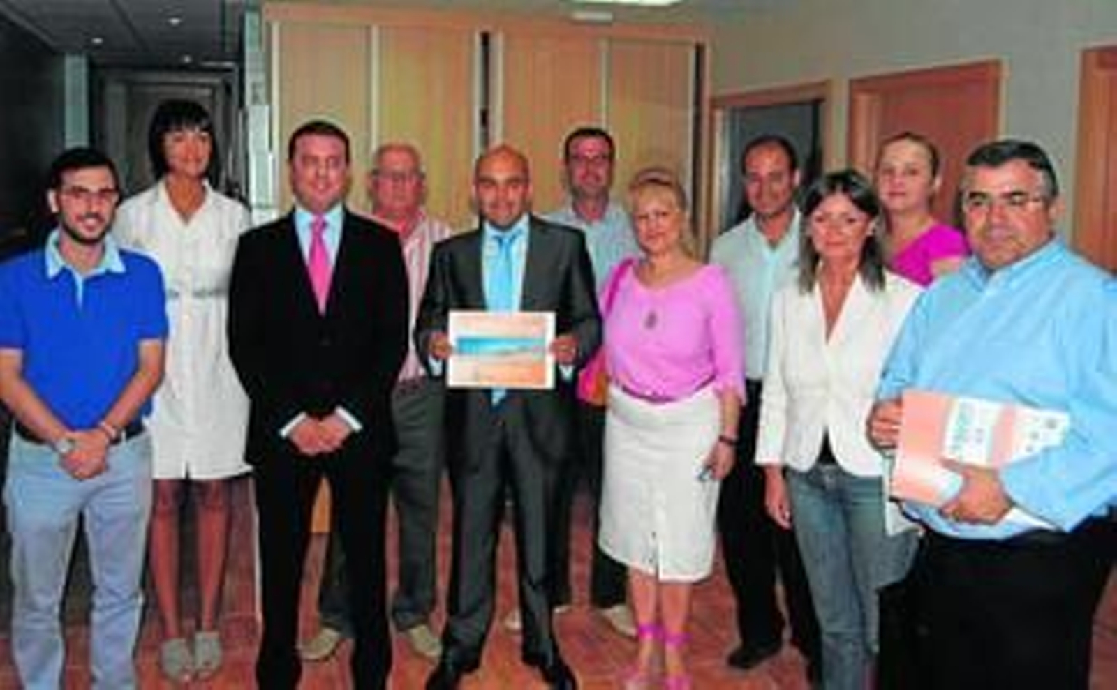 Los concejales de una decena de ayuntamientos con el presidente de la FAAM, Valentín Sola, en la presentación de la guía de accesibilidad. Los concejales de una decena de ayuntamientos con el presidente de la FAAM, Valentín Sola, en la presentación de la guía de accesibilidad.