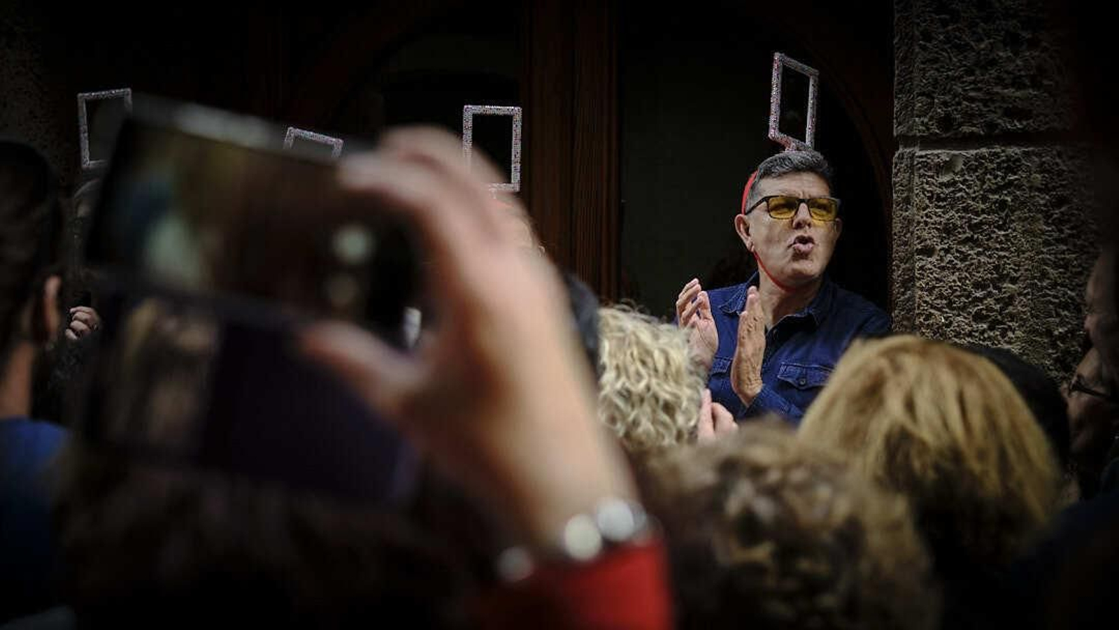 Uno de los componentes del cuarteto callejero 'Un marco incomparable caletero’, en su portal de la calle Sagasta.