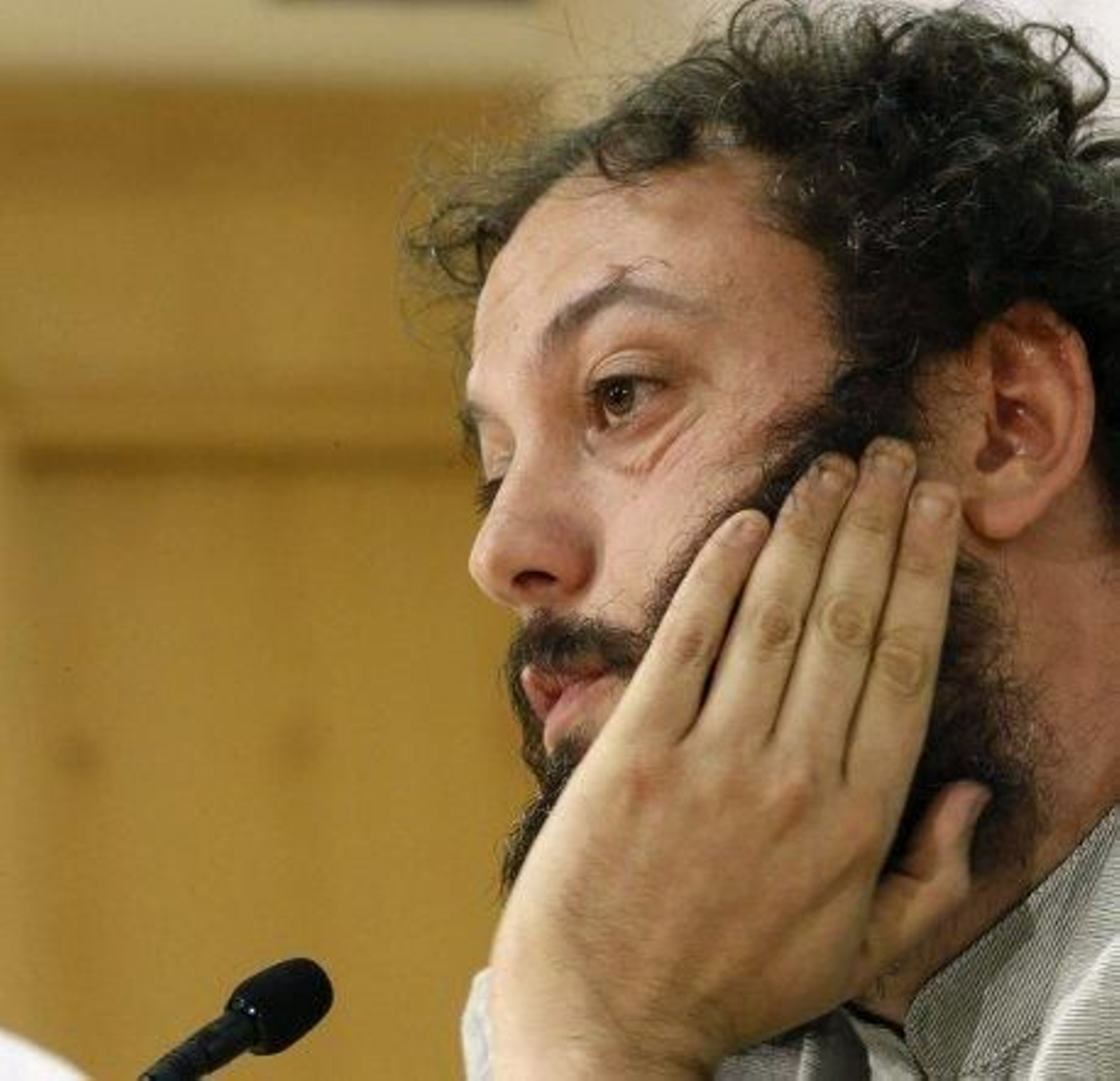 Zapata deja Cultura pero no renuncia a su acta de concejal