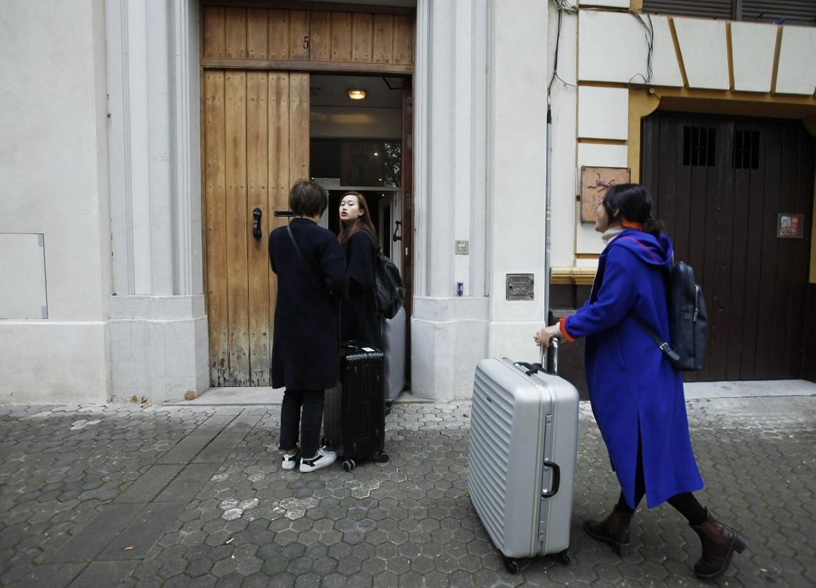 Turistas a las puertas de una vivienda turística en Sevilla.