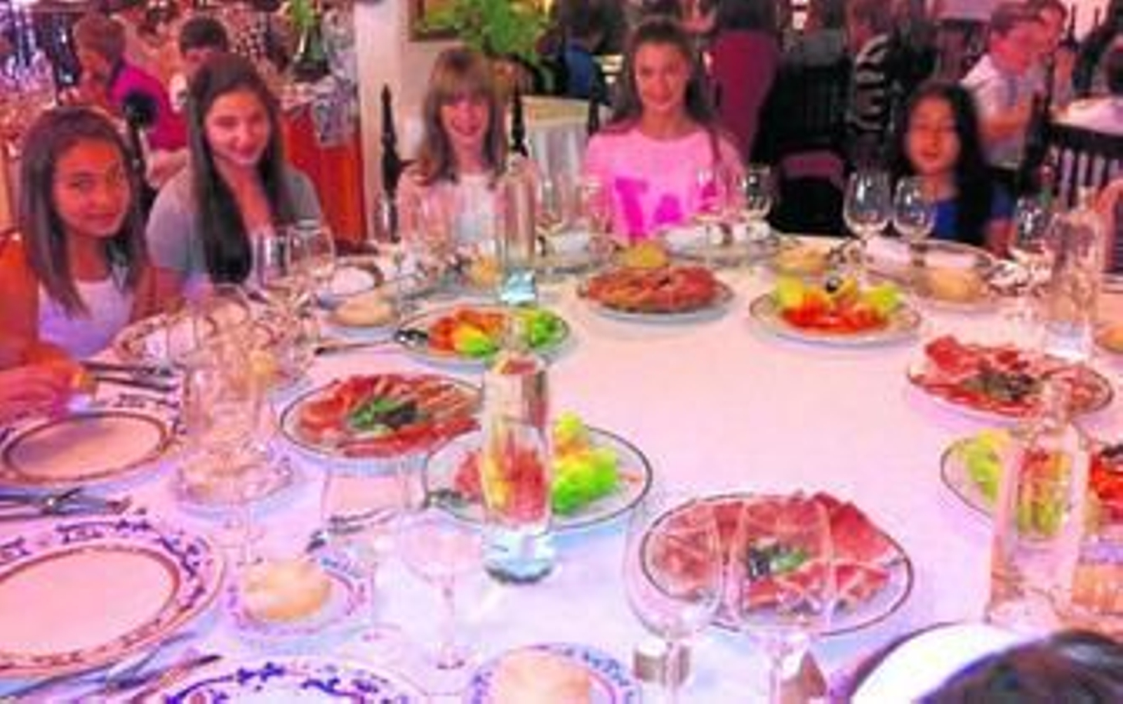 Alumnos del colegio Reyes Católicos de Vera en el restaurante de Terraza Carmona con una sabrosa clase práctica por delante.