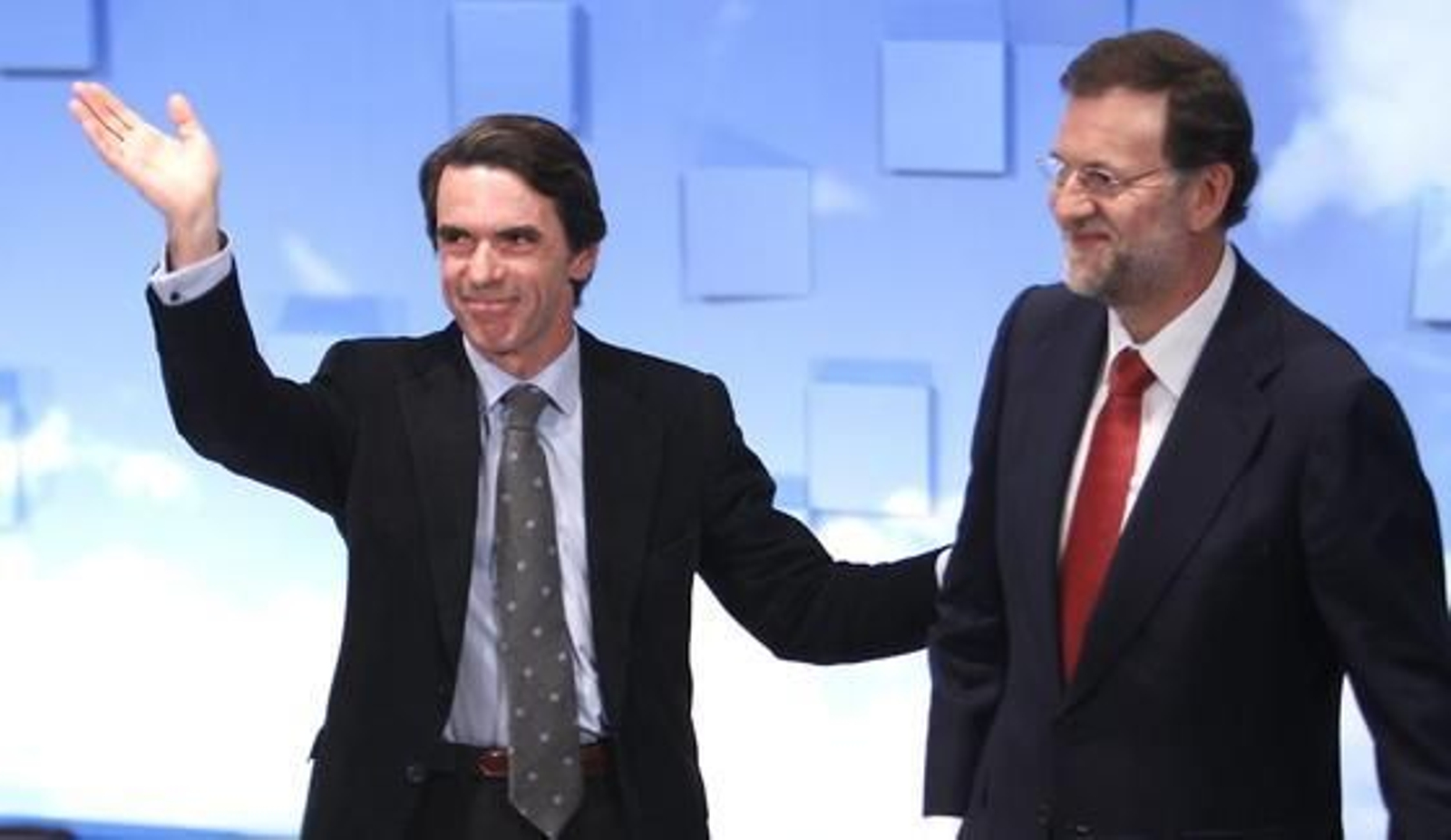 El ex presidente del Gobierno, José María Aznar, saluda a los asistentes junto al número uno del Partido Popular, Mariano Rajoy.

Foto: Antonio Pizarro