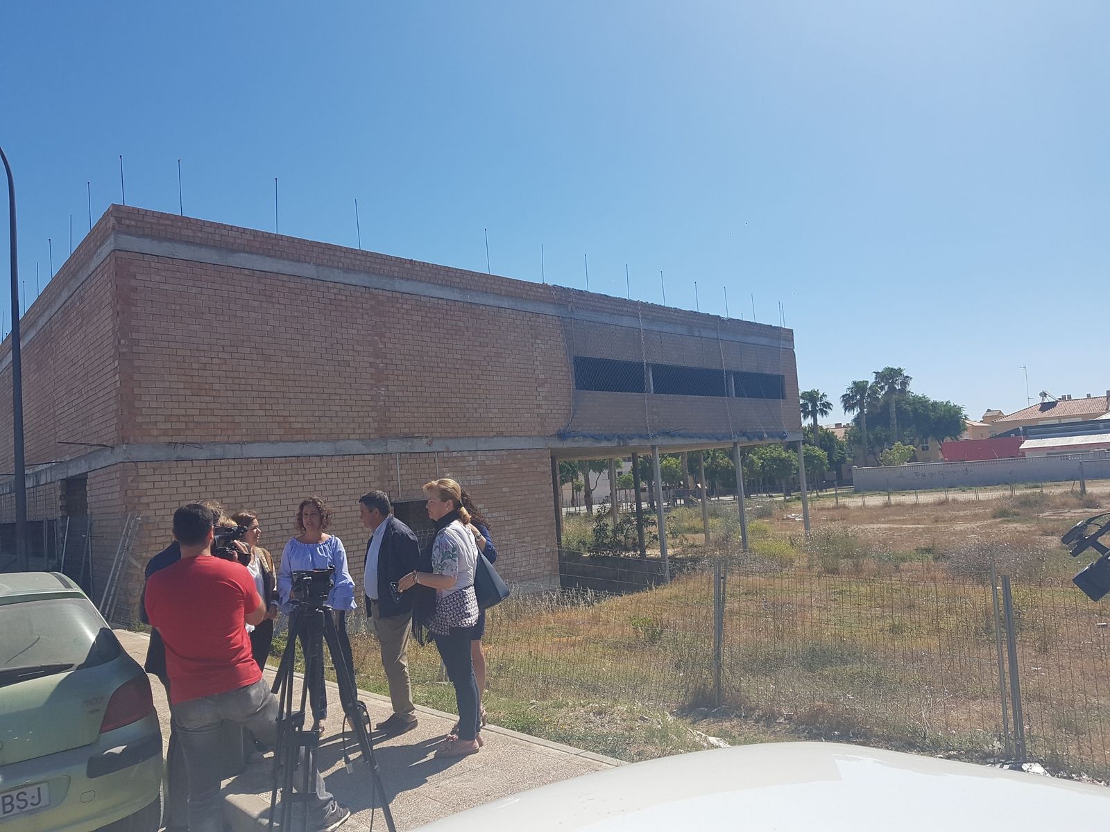 La viceconsejera de Salud junto a José Loaiza y otros dirigentes populares, con el centro de salud de Camposoto al fondo.