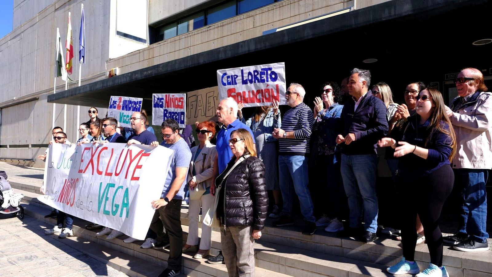Concentración de protesta de la familias afectadas, conformadas en la plataforma FAEVA, para exigir que las dos unidades escolares que se van a crear nuevas sean en el barrio, una en el CEIP Nueva Almería y otra en el CEIP Virgen de Loreto. No están dispuestos a que sus hijos salgan del barrio para ir al colegio. No están de acuerdo con la alternativa que ha decidido la Junta.