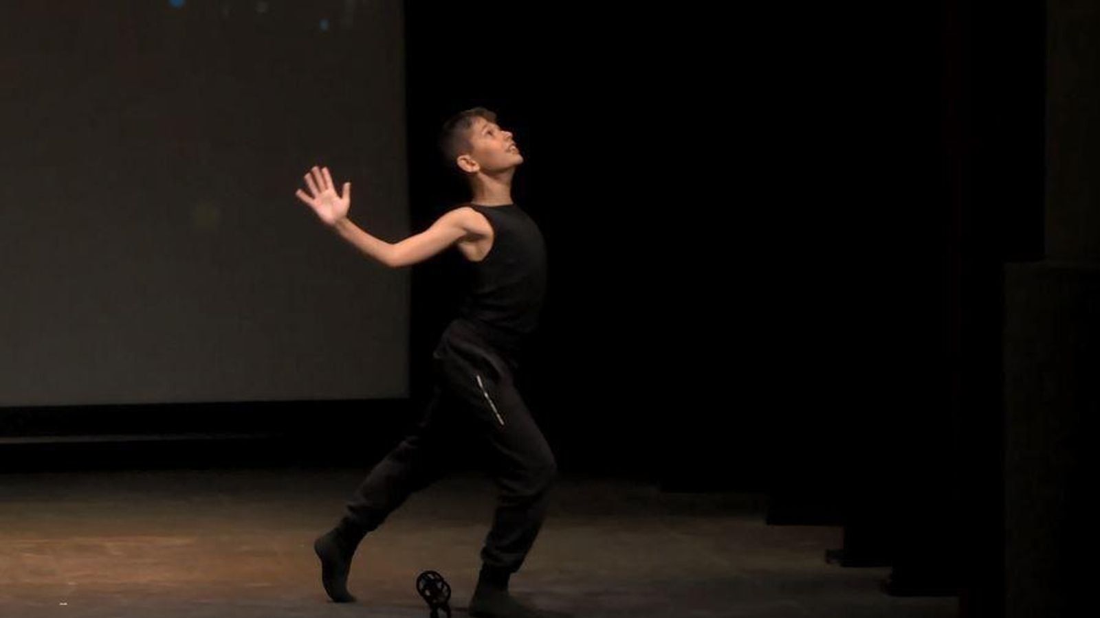 Baile contemporáneo del alumno Gael Vías