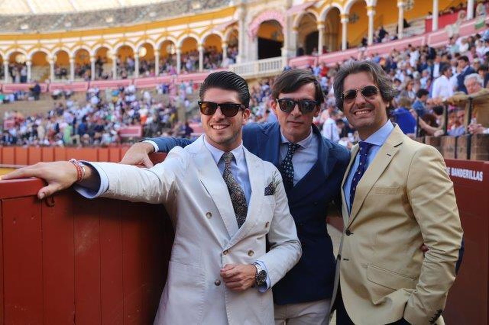 Los famosos y autoridades en la corrida de rejones de la Feria de Abril.