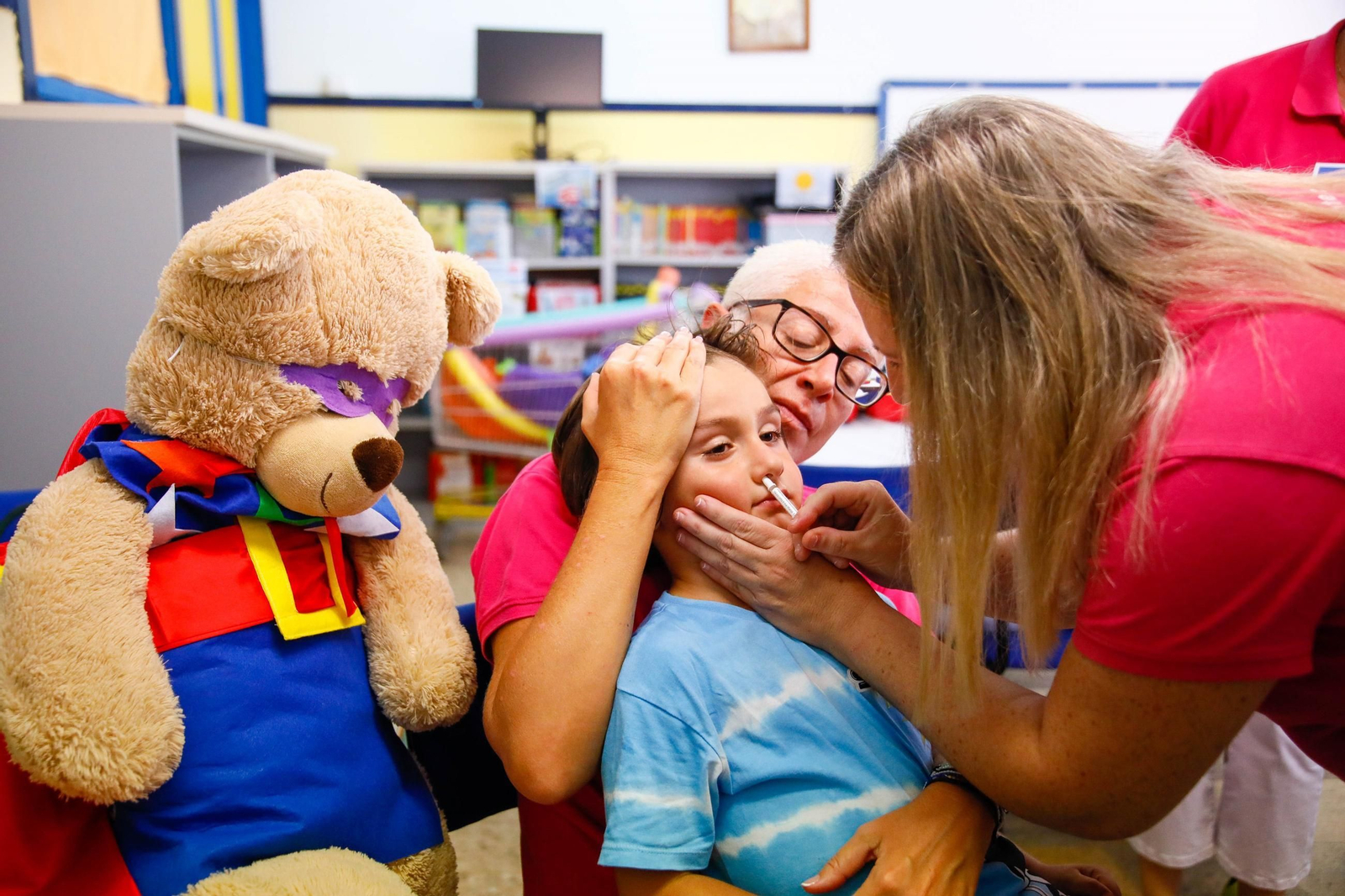 Vacunación con la dosis intranasal el año pasado en un colegio de Almería.