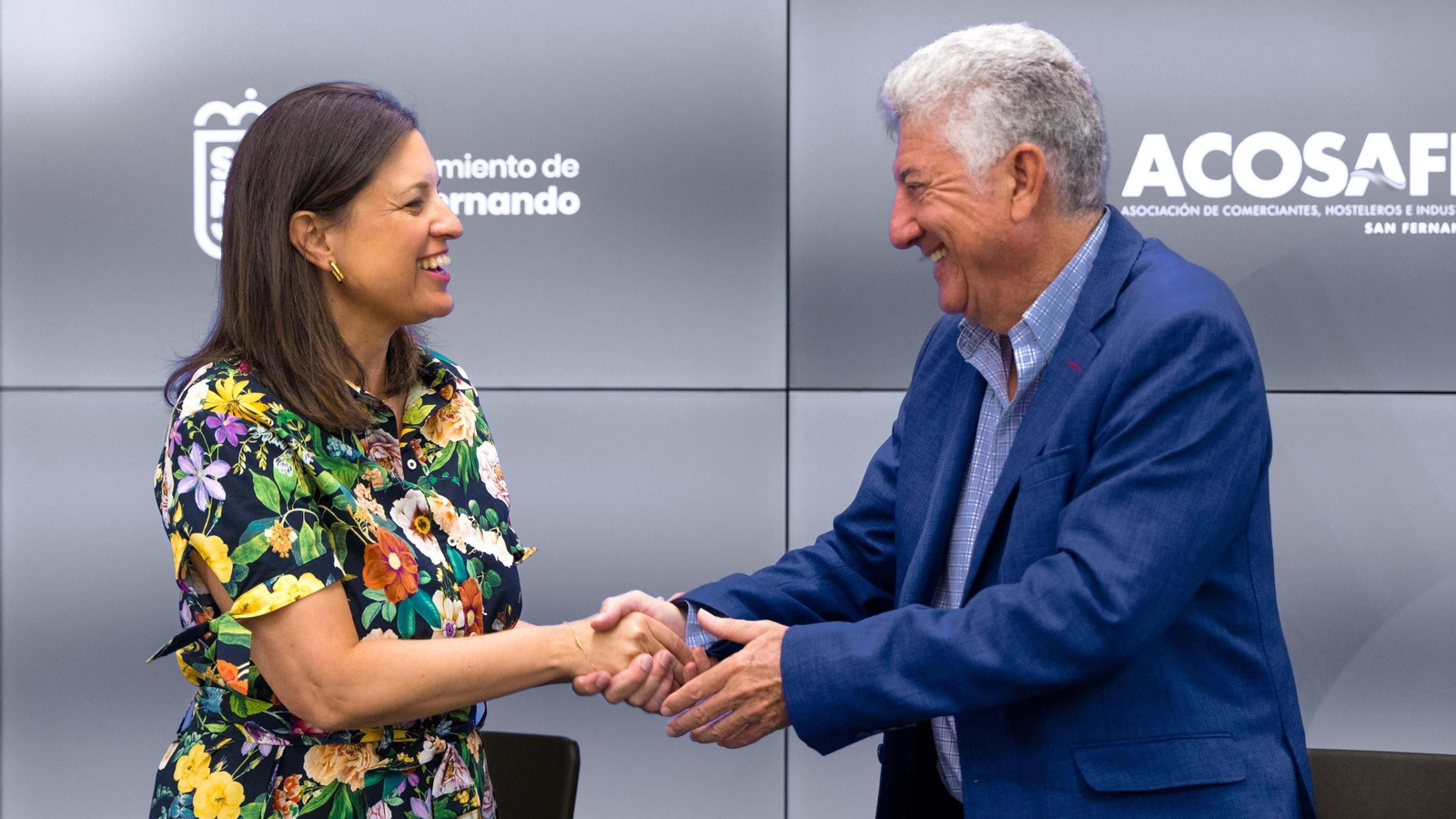 La alcaldesa de San Fernando, Patricia Cavada, estrecha la mano del presidente de la Asociación de Comerciantes (Acosafe), Manuel Luna, tras la firma del convenio