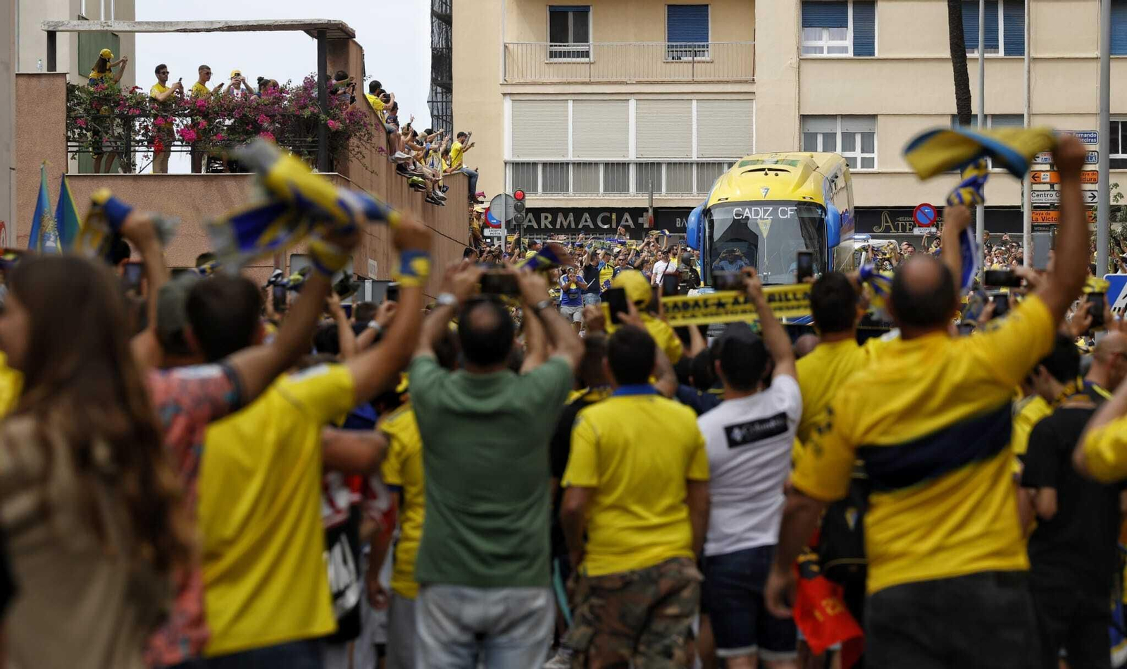 La afición recibe el autobús del Cádiz CF.