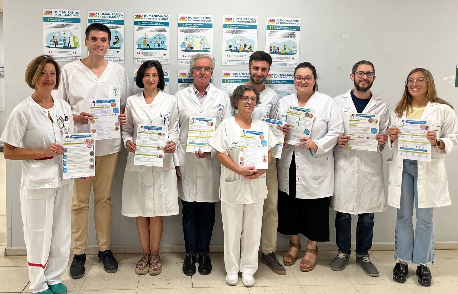 Salvador Arias, segundo a la izquierda, junto a parte del equipo con campaña de humanización