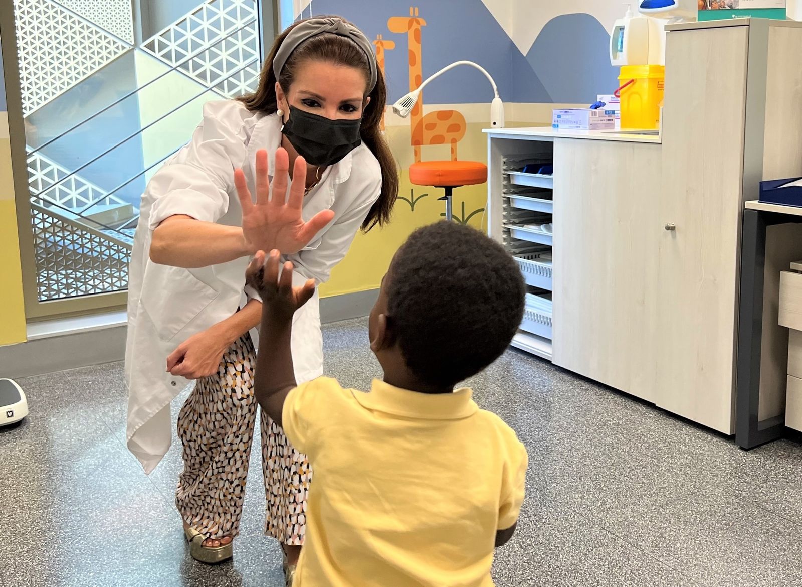 La doctora Jiménez y el pequeño Taariq en consulta de revisión tras la intervención.