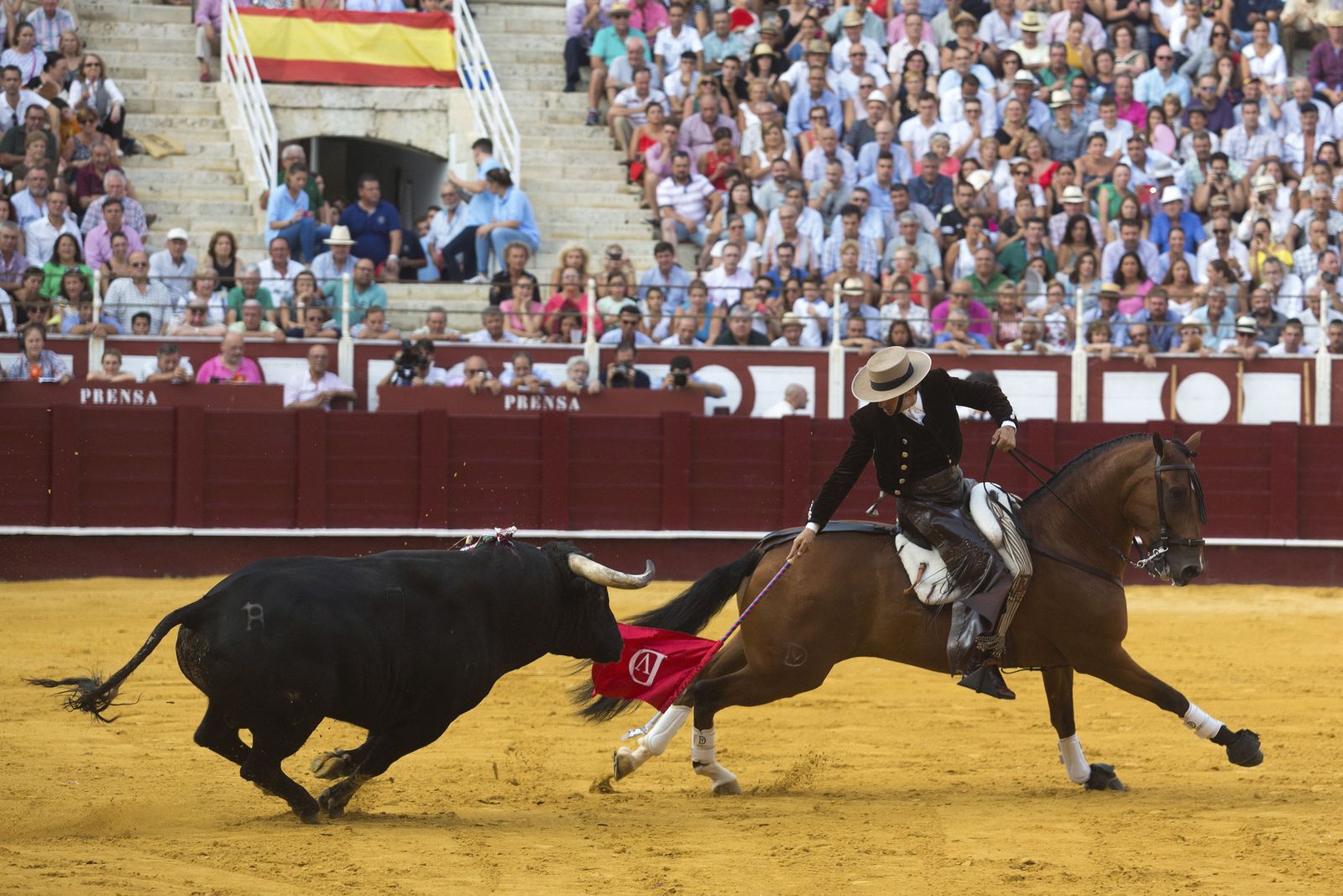 El rejoneador Diego Ventura en la lidia de su primer toro después de colocar el rejón de castigo.