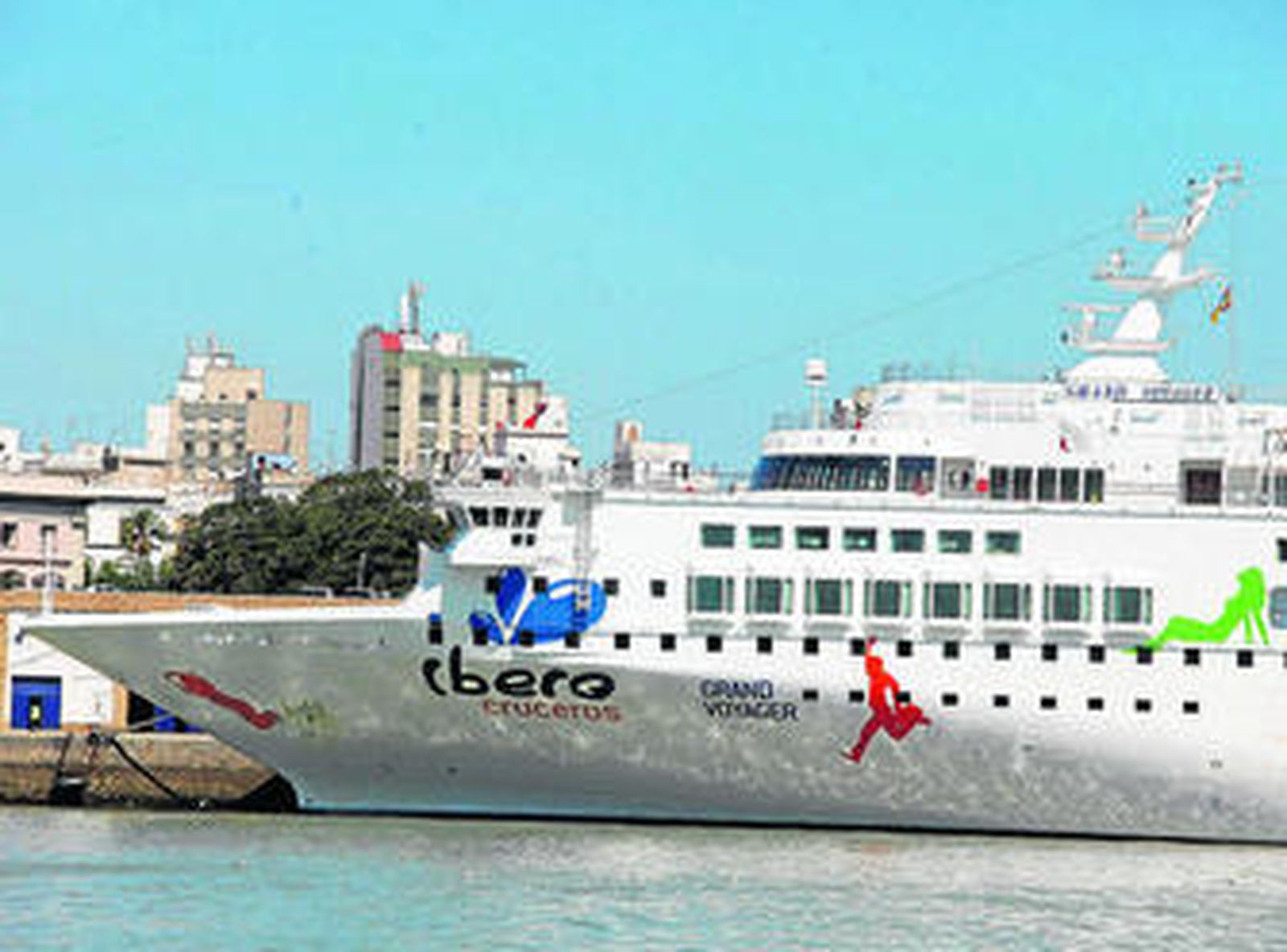 El 'Grand Voyager', durante una de sus últimas escalas en Cádiz.