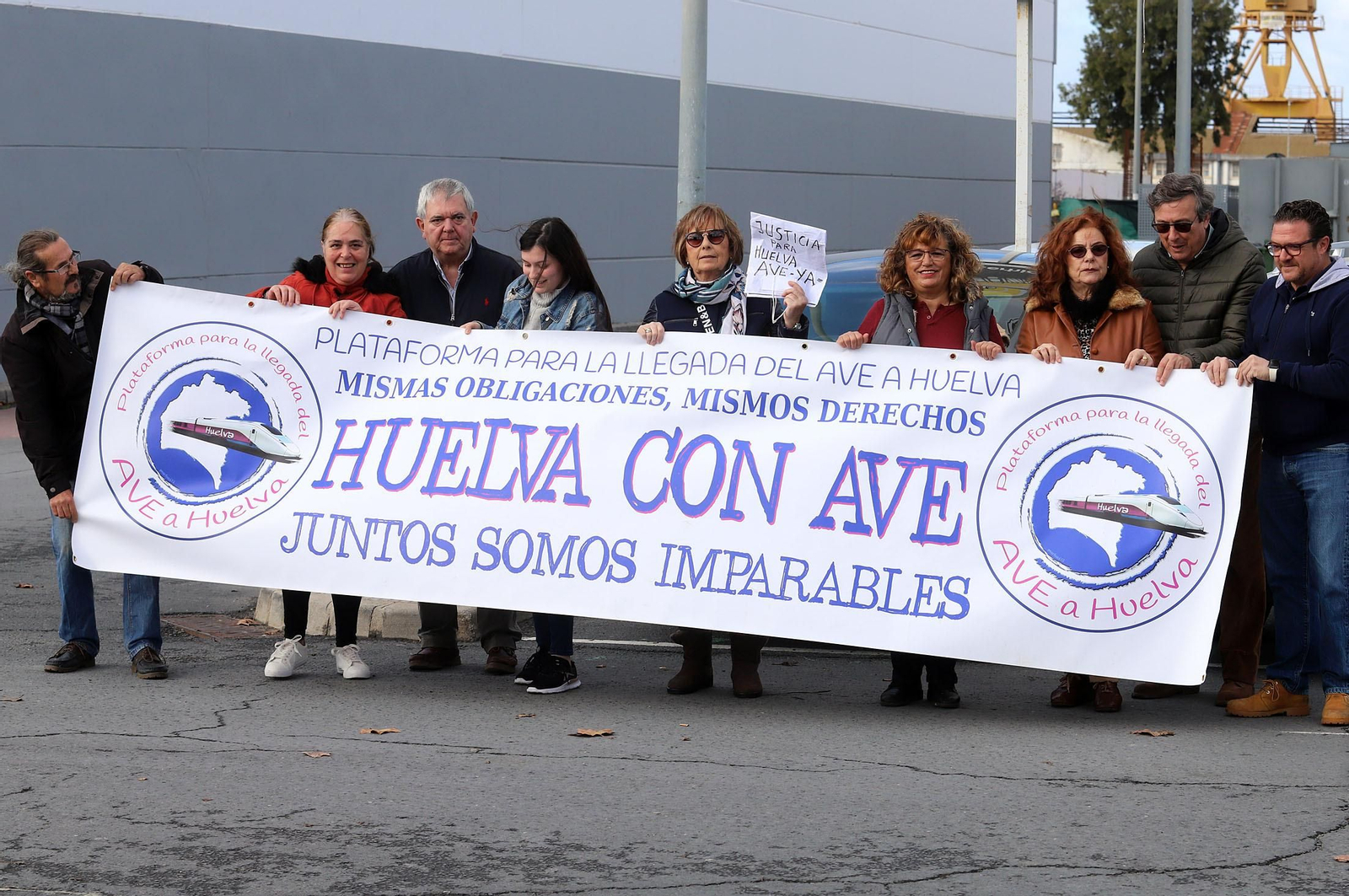 Imágenes de la caravana para reclamar la llegada del AVE a Huelva