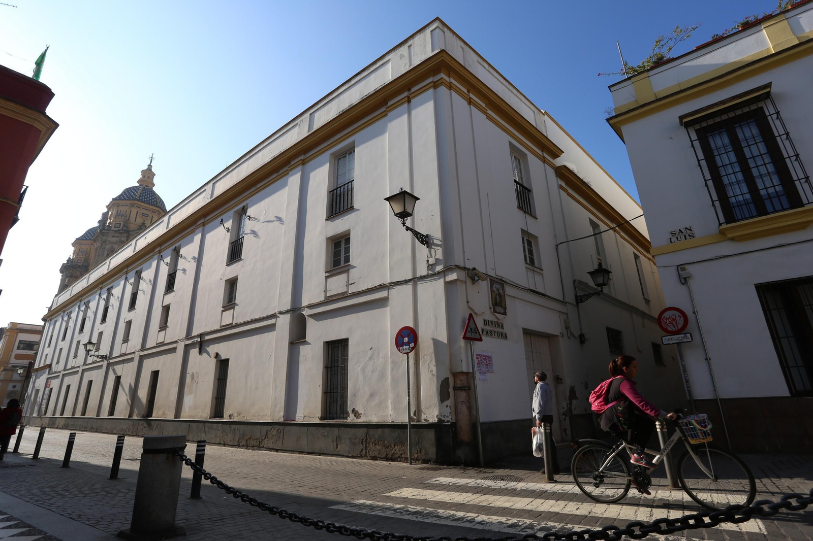 Fachada del conjunto hacia la calle San Luis.