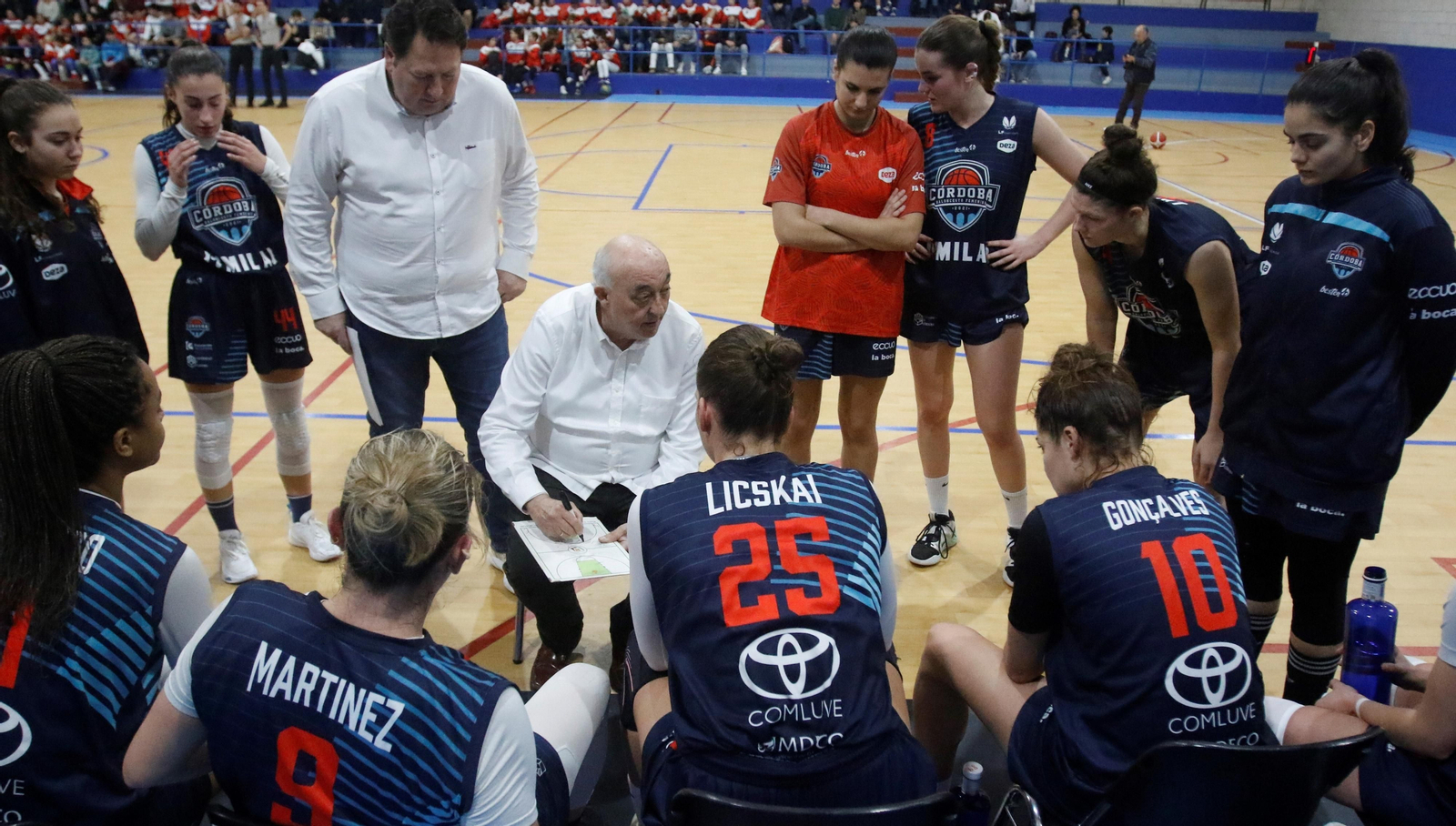 Eduardo Burgos, técnico del Milar Córdoba BF, se dirige a sus jugadoras en un tiempo muerto.