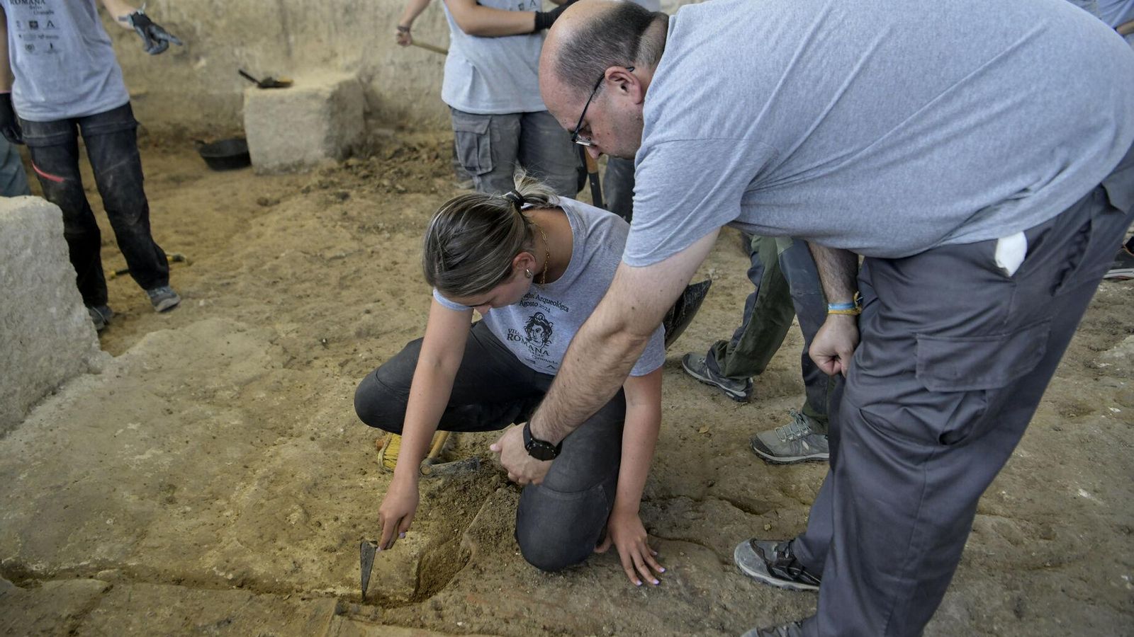 Juilo Román realiza indicaciones sobre como seguir las excavaciones