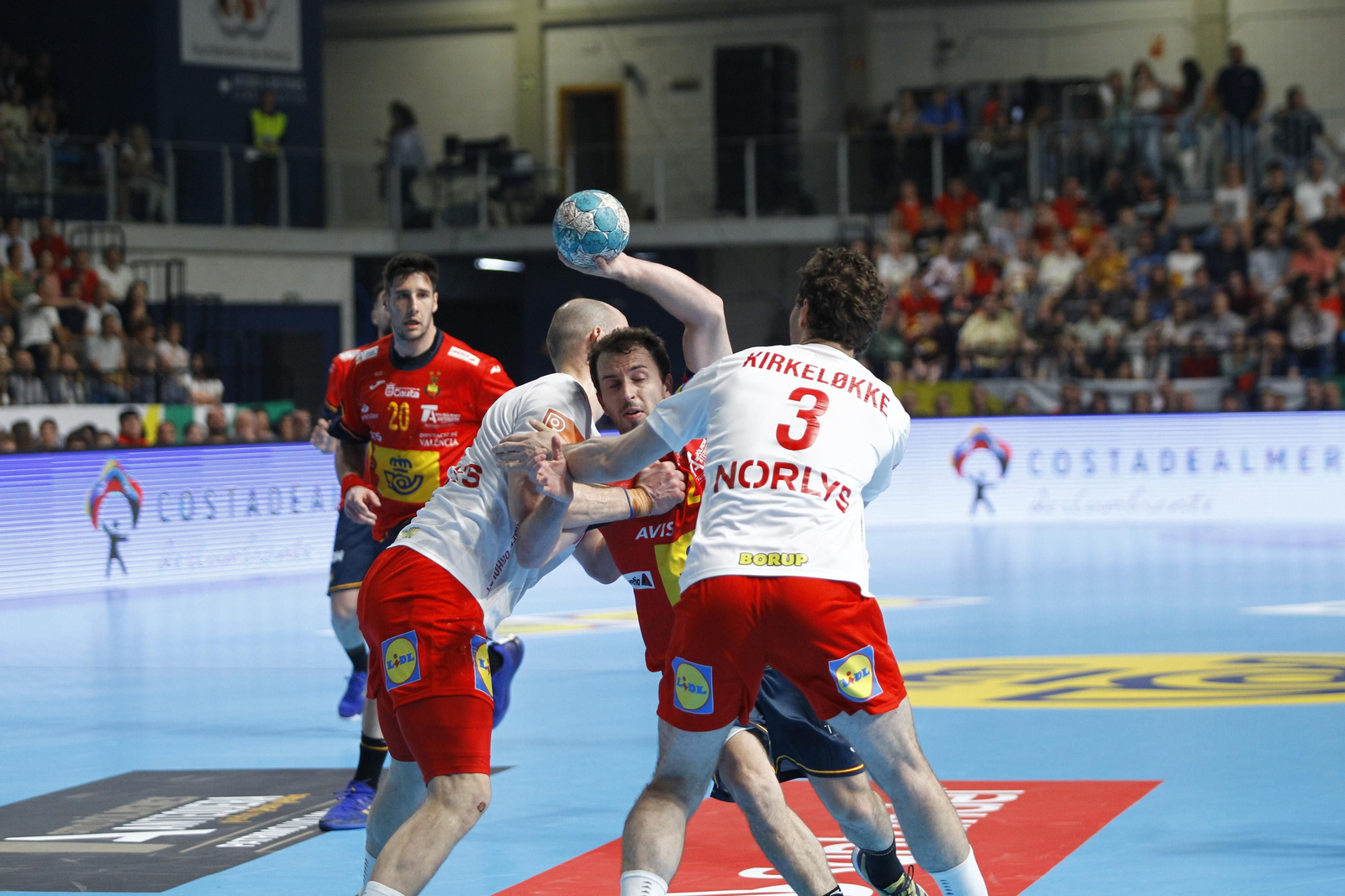 Imágenes del España-Dinamarca de la EHF Euro Cup de balonmano, en Almería