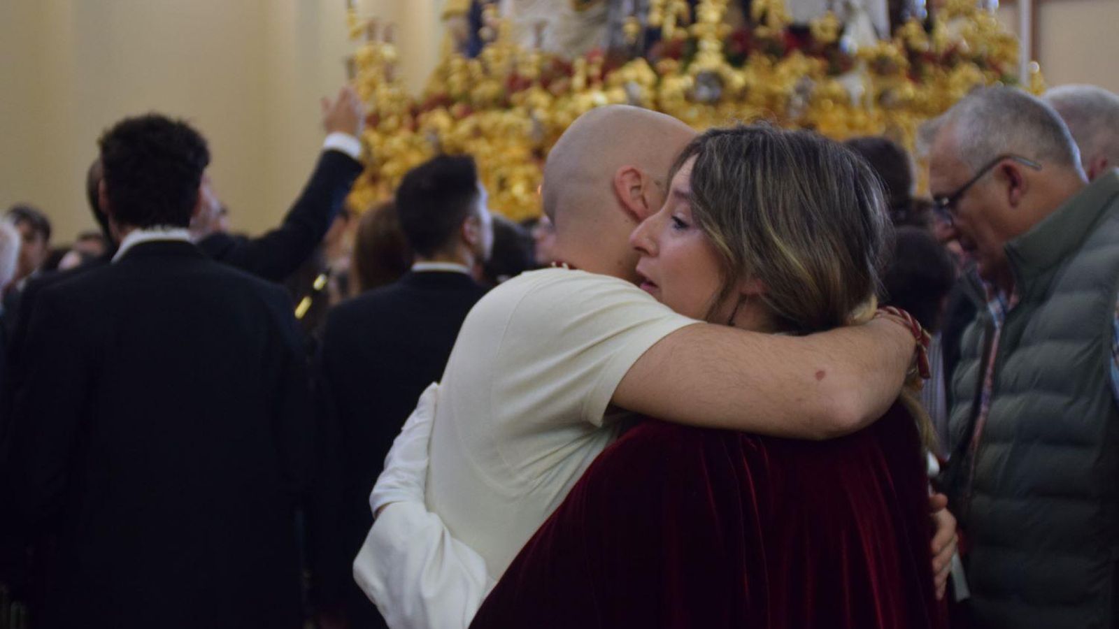 Los hermanos se abrazan tras la decisión de suspender la estación de penitencia.