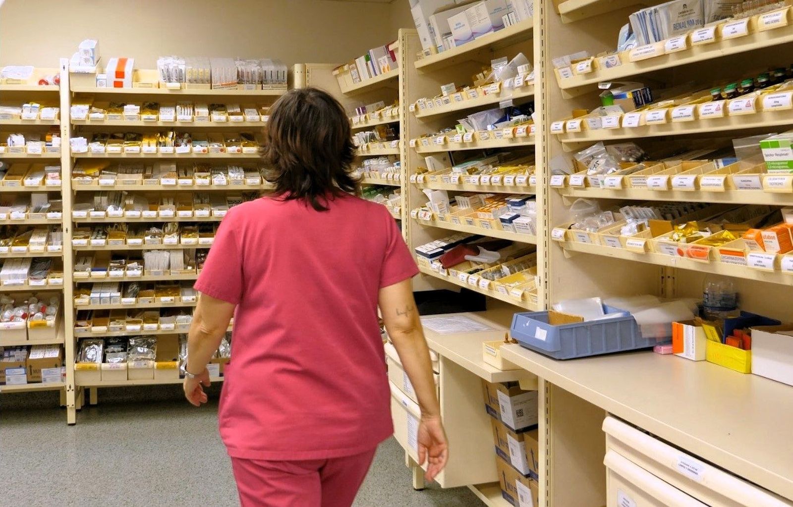 Estantes en una farmacia hospitalaria, ámbito que concentra la mayoría de los casos.
