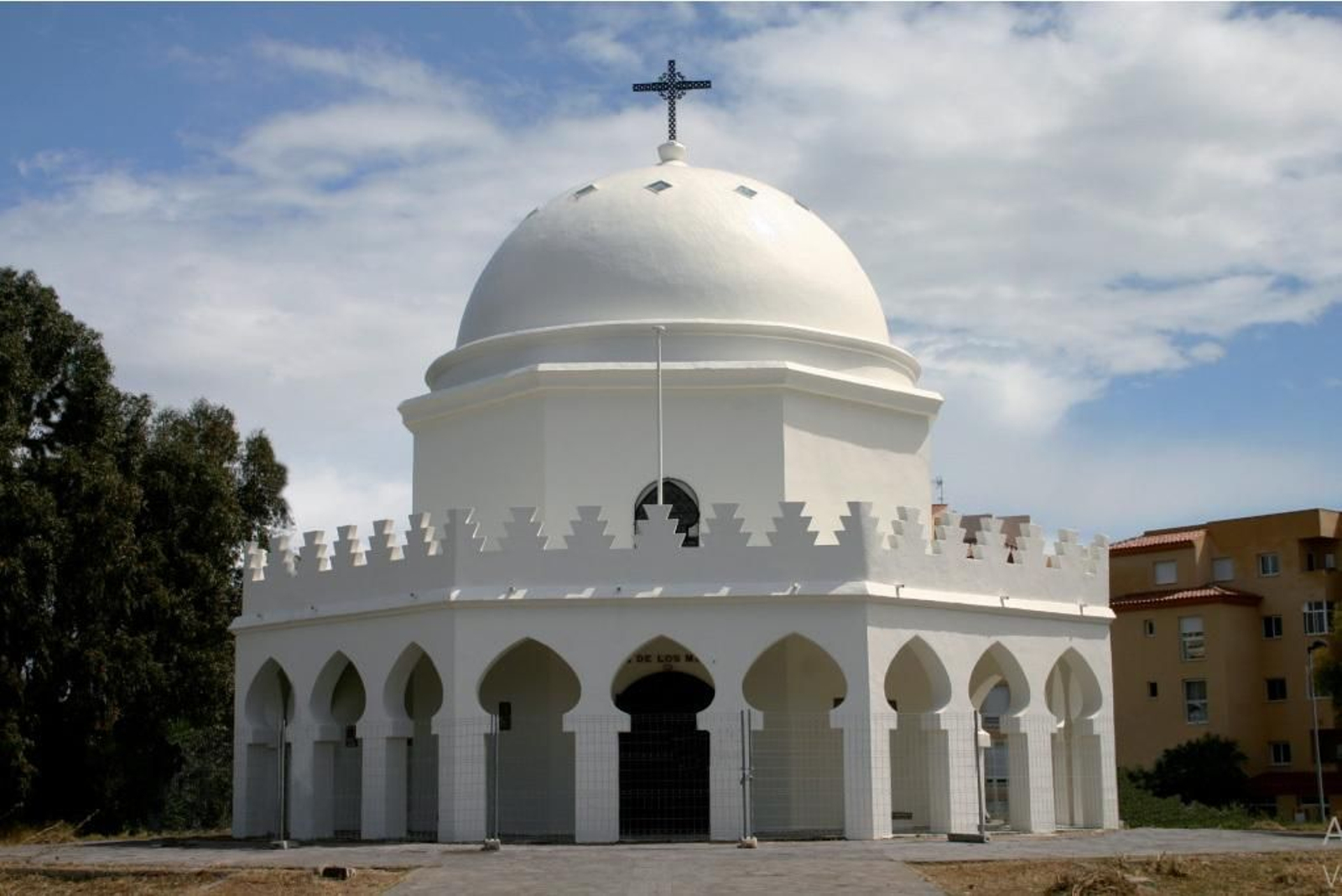 Fotografía realizada en el año 2012 de la ermita de Nuestra Señora de los Milagros en la que se pueden apreciar los elementos arabizantes que presenta el edificio.