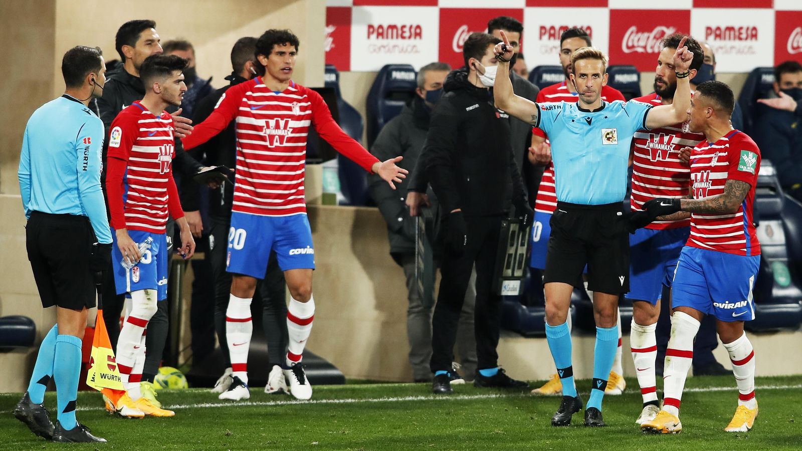 El colegiado pita un penalti tras visualizar el VAR