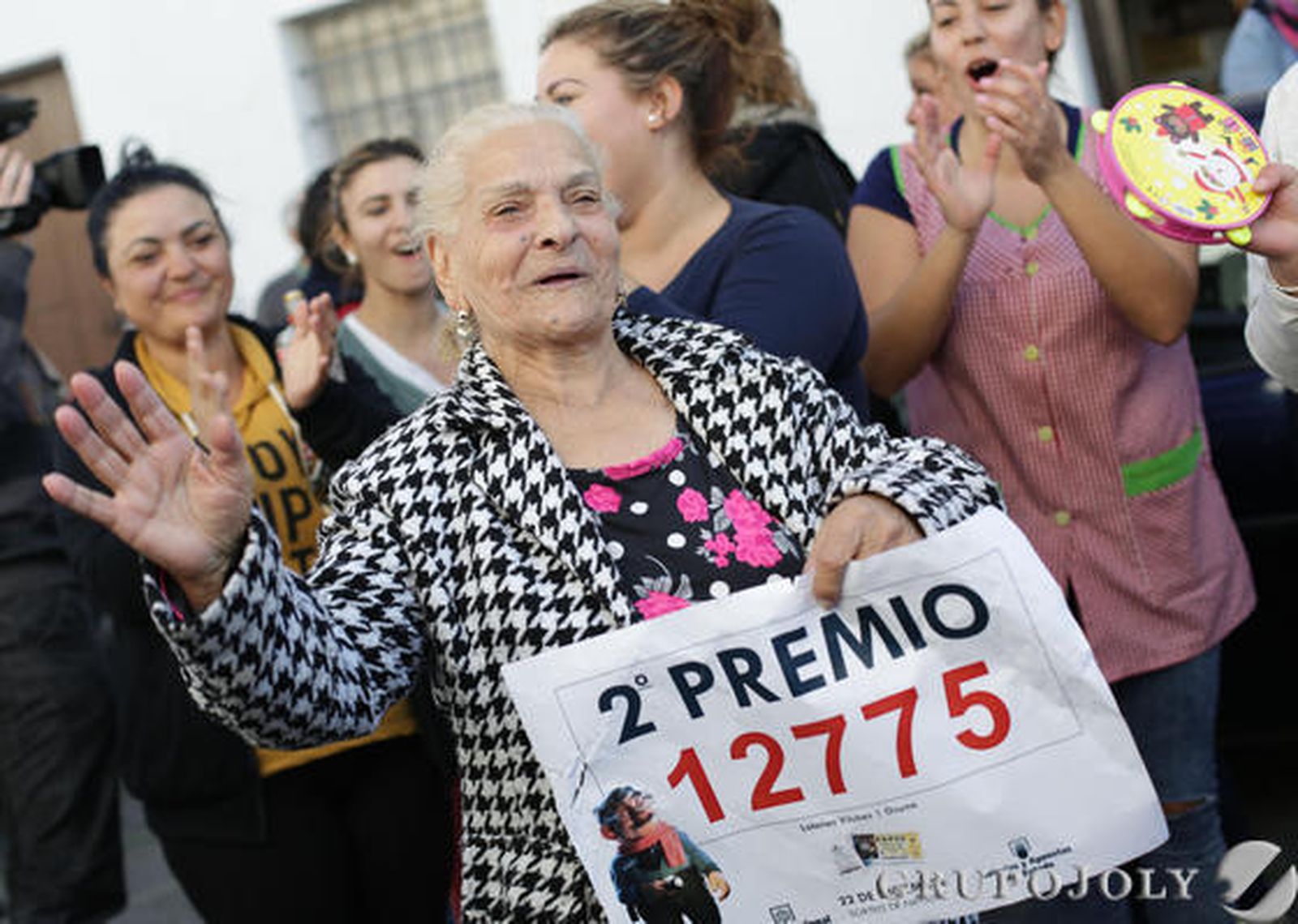 Vecinos de Osuna, agraciados con el segundo premio al número 12775.

Foto: M.J.López