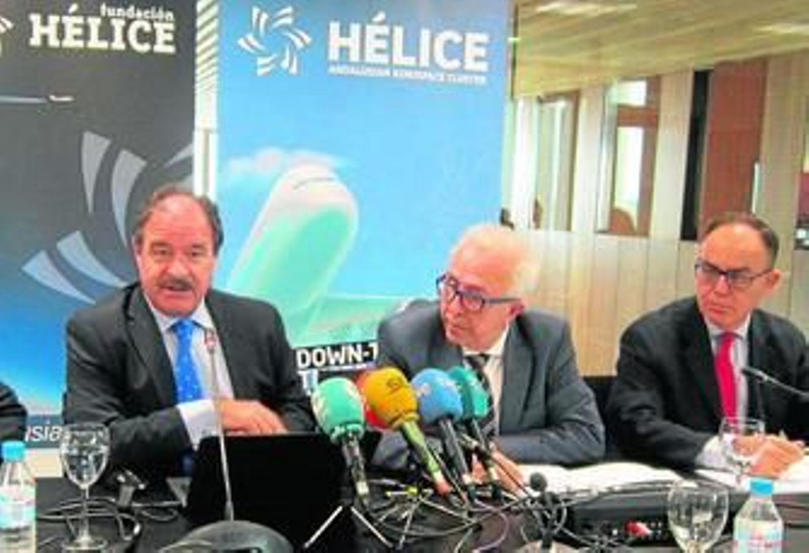 El director de la Fundación Hélice, Arturo de Vicente, el consejero de Economía, José Sánchez Maldonado, y el director general de la Agencia IDEA, Antonio Valverde, ayer en la presentación del informe aeroespacial.