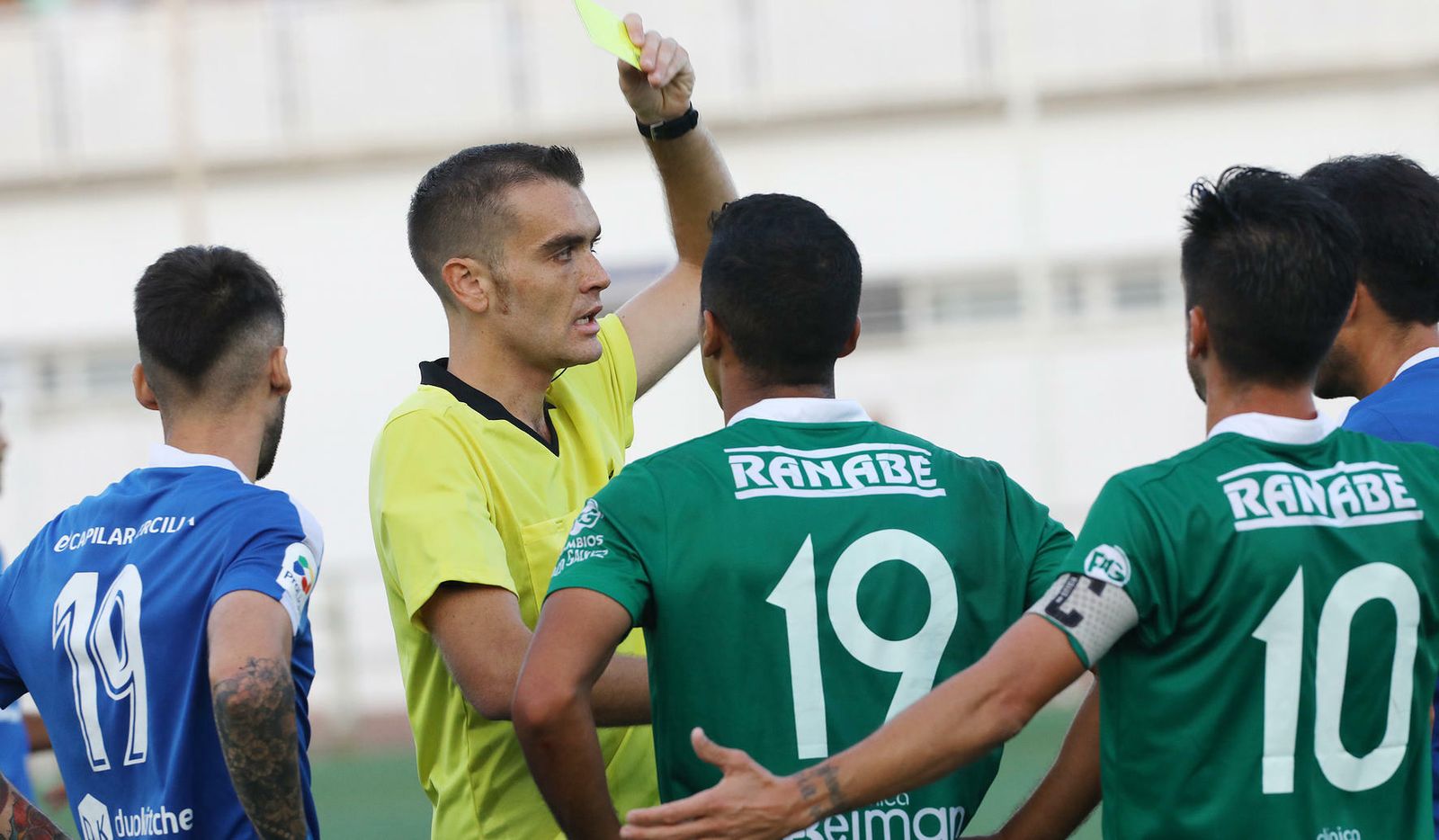 Santizo Álvarez, en el momento de mostrar la amarilla a Amin.