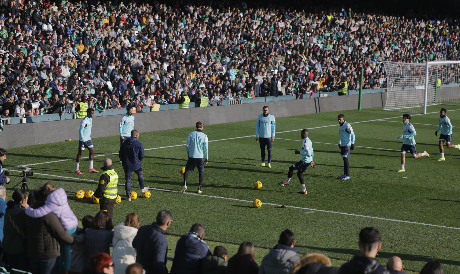 El entrenamiento del Betis a puerta abierta, todas las fotos
