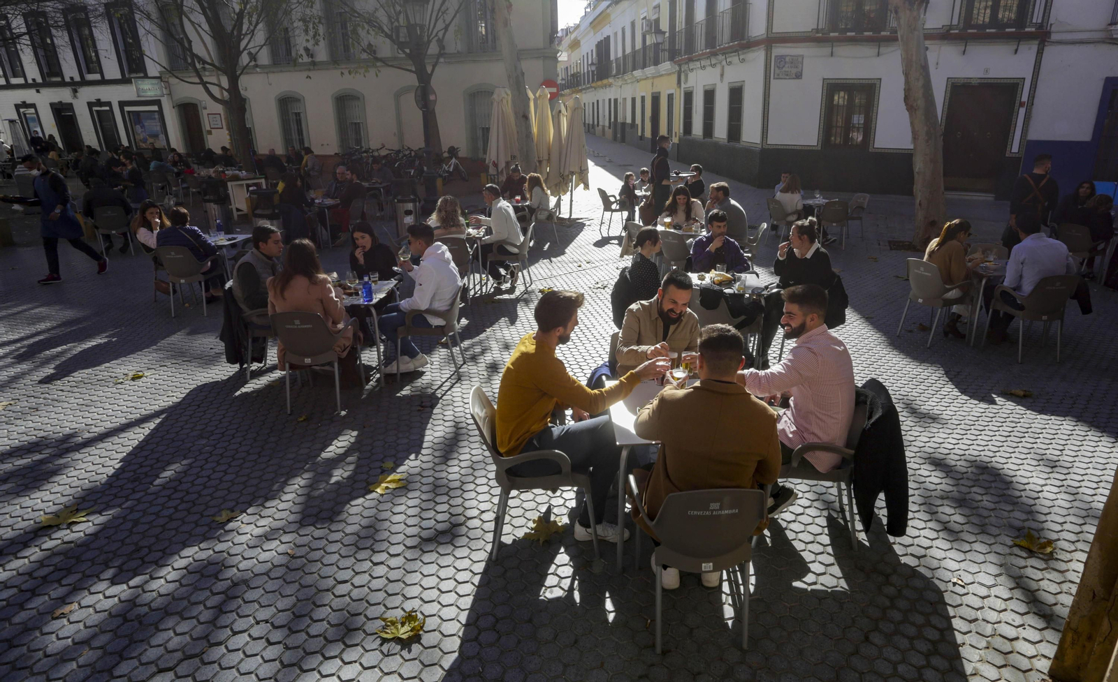 Ambiente en la terraza  de un bar .