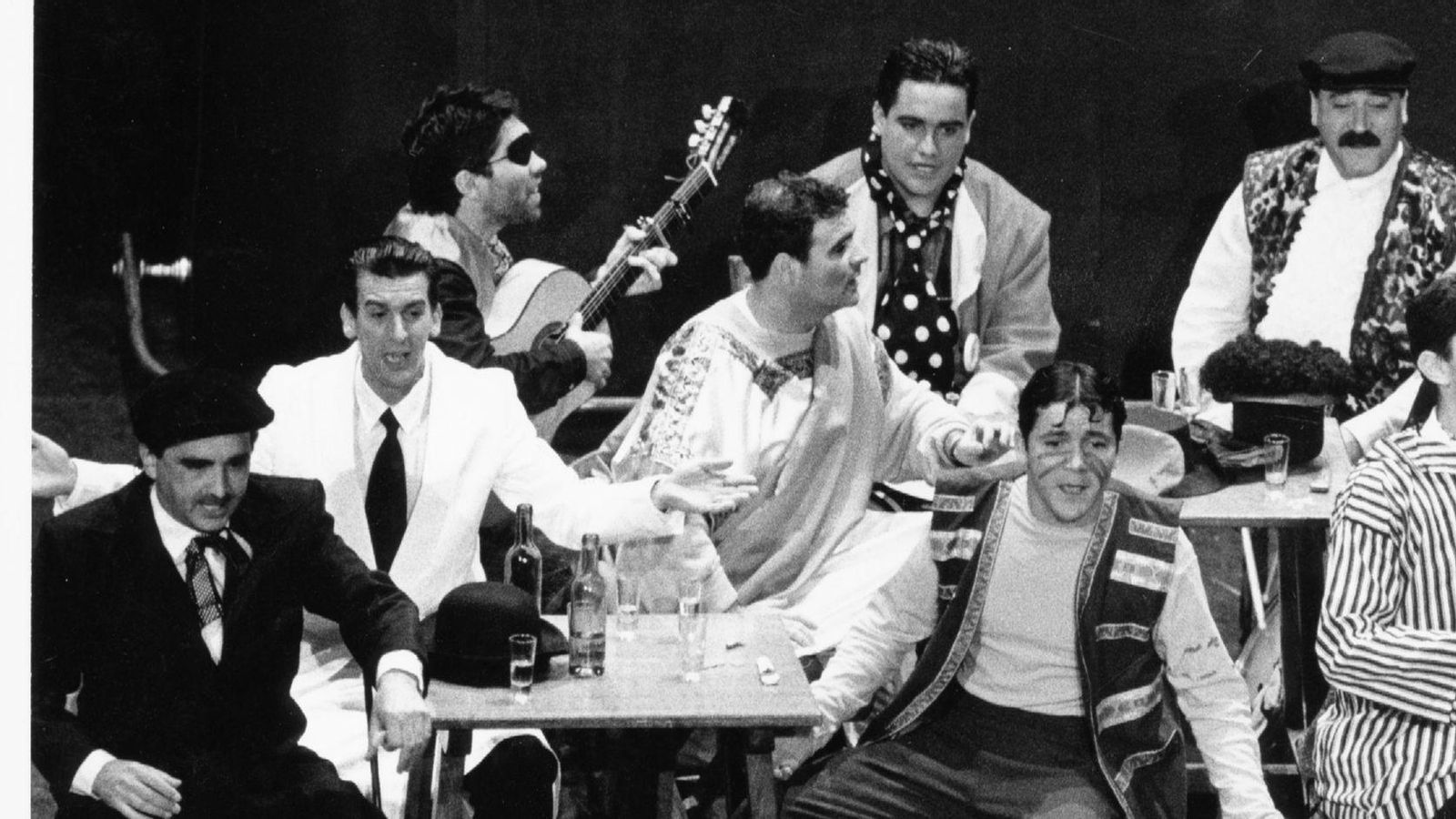 El primero por la izquierda cantando en 'El bache' (1993). El primero por la izquierda cantando en 'El bache' (1993).
