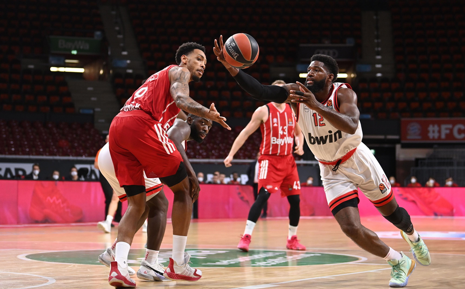 Las fotos de la carrera de Malcolm Thomas, un trotamundos del baloncesto