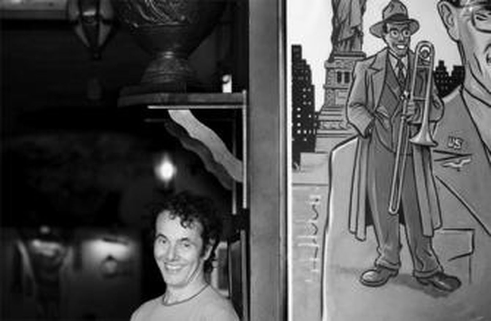 Pedro Ramírez, en un bar de Málaga, acompañado por la imagen de Glenn Miller.