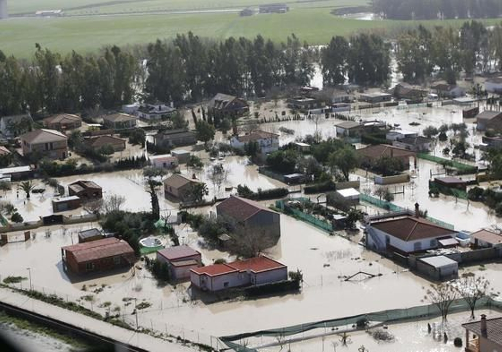Vista aérea del cauce del río Guadalquivir desbordado a su paso por la zona del aeropuerto, la urbanización Altea y Córdoba. / José Martínez