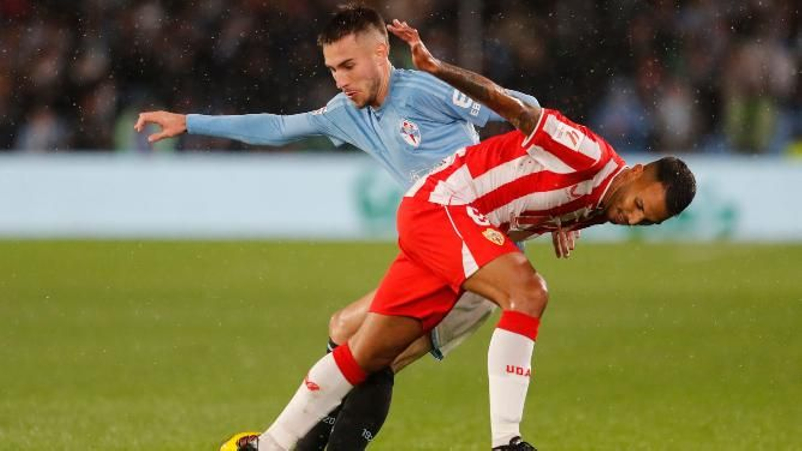 Jonathan Viera intenta marcharse de Óscar Mingueza.