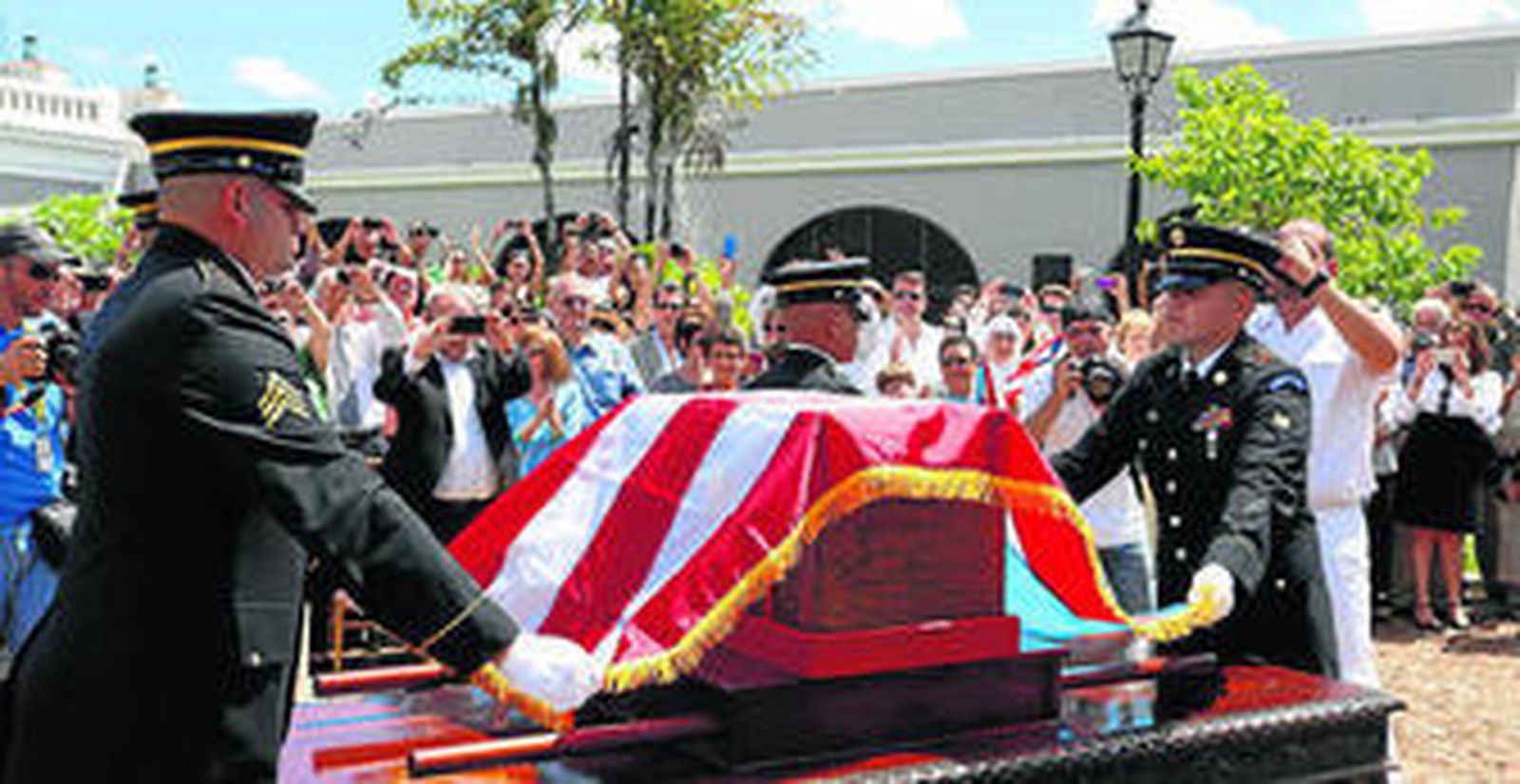 El cuerpor de Ramón Power es cubierto por la bandera puertorriqueña a su llegada al país caribeño.