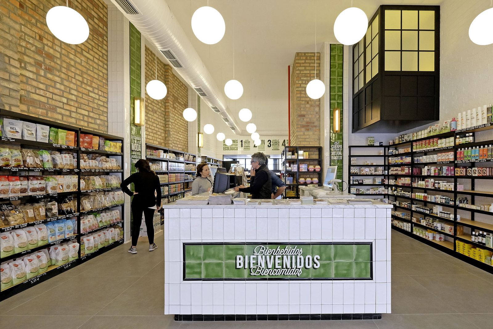 Una vista general del supermercado de productos ecológicos.