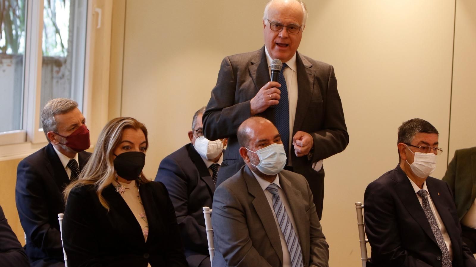 José Félix Romero junto a los delegados de las hermandades de penitencia