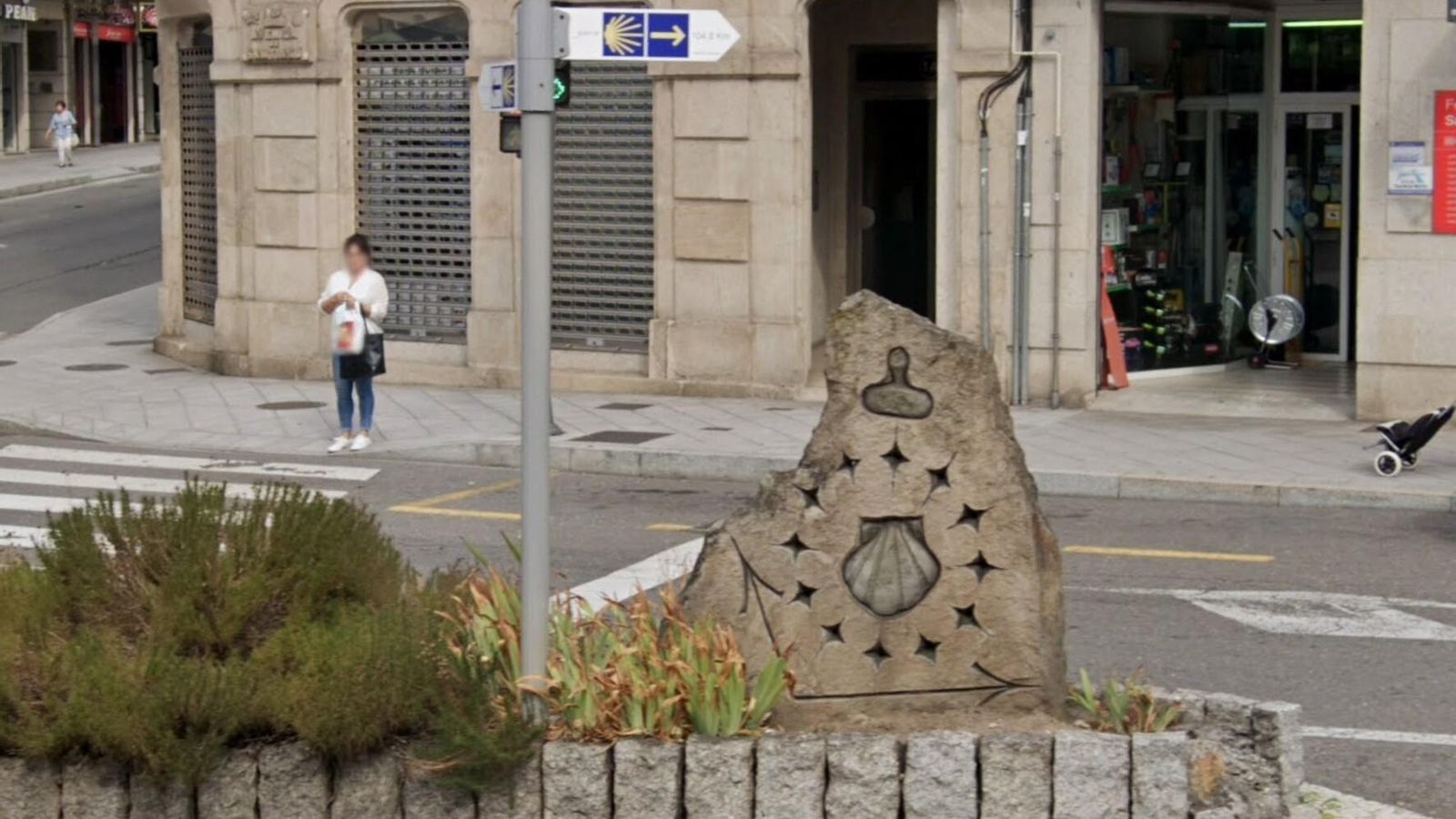 Esta piedra marca la bifurcación de la variante por Canedo (de frente) y por Tamallancos (a la derecha)