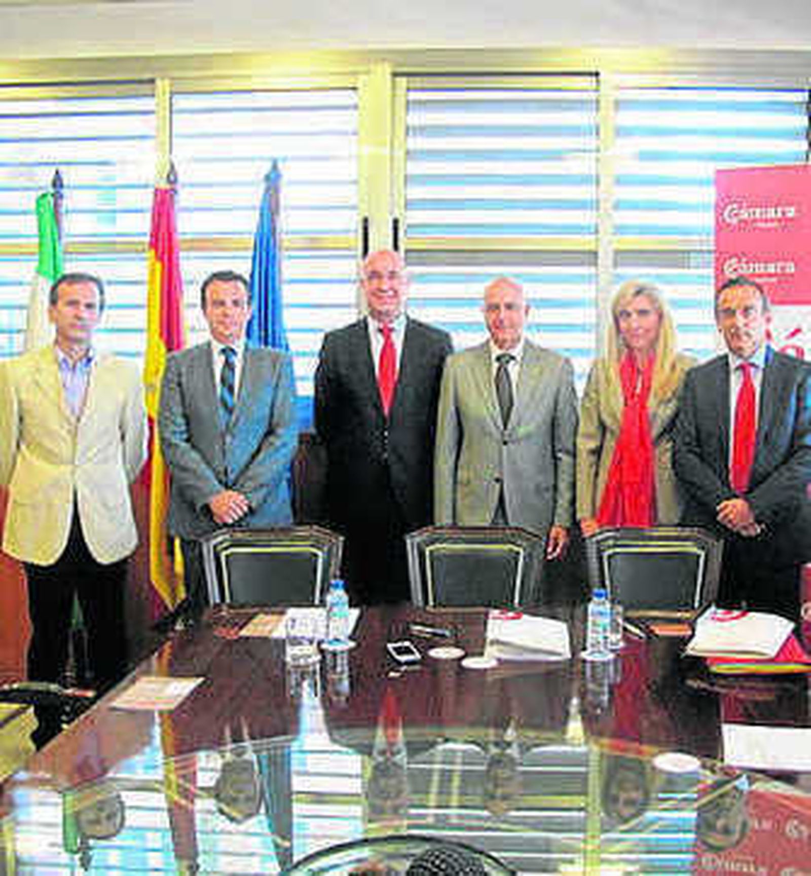 Asistentes a la firma del convenio.