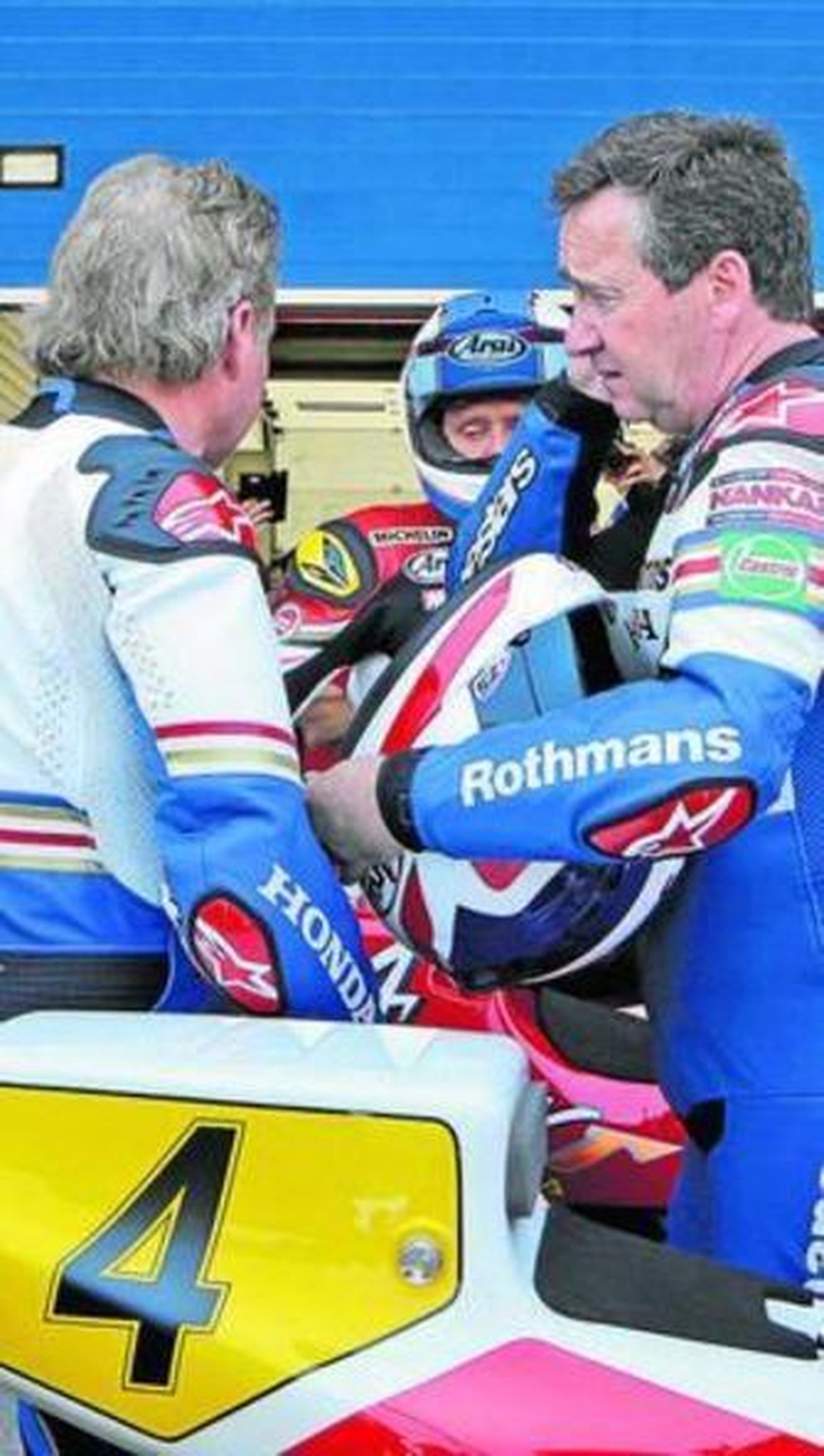 Gardner, Schwantz y Spencer, charlando; igualito que los pilotos de ahora...
