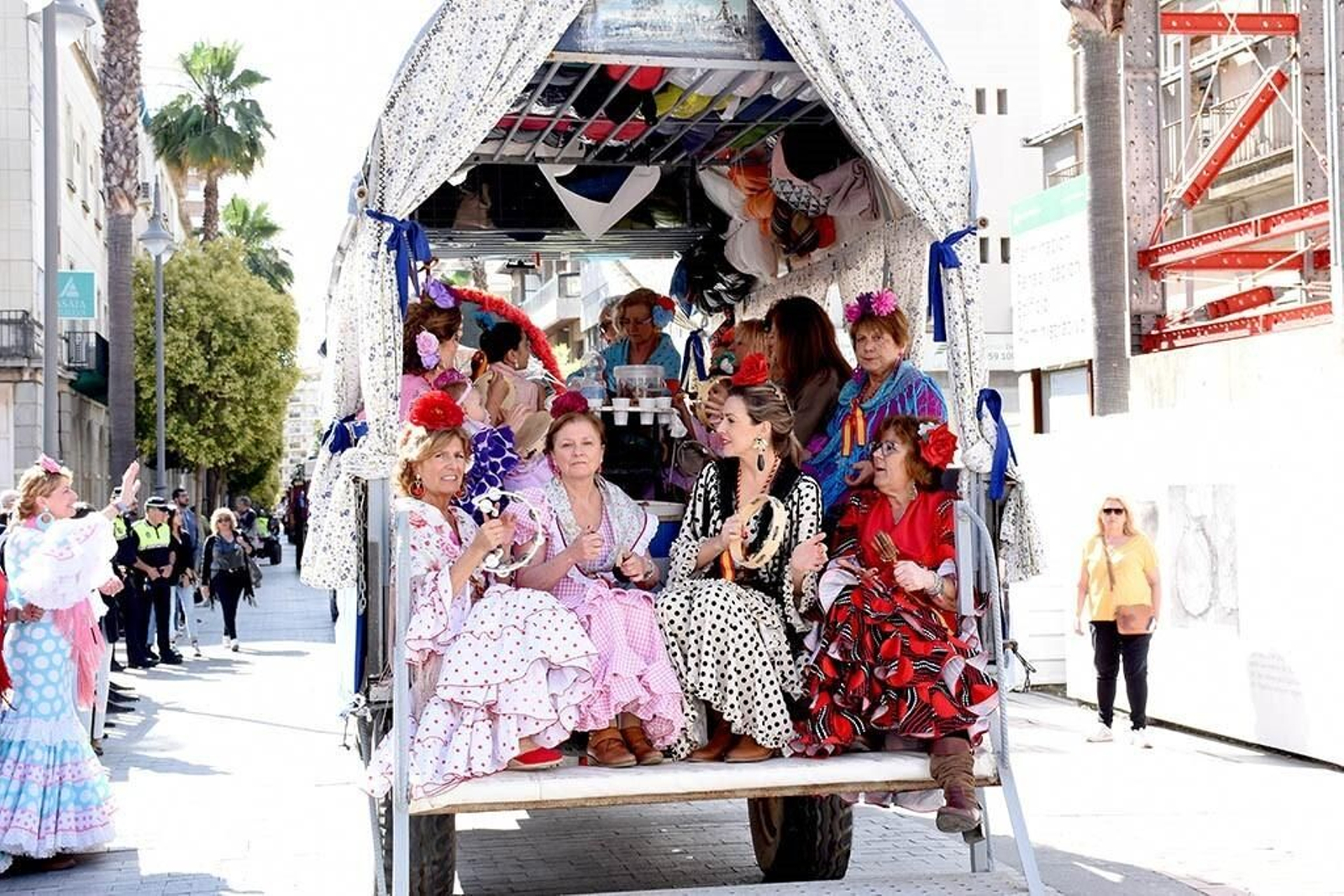 Imágenes de los peregrinos de la Hermandad de Emigrantes en su salida por las calles de Huelva
