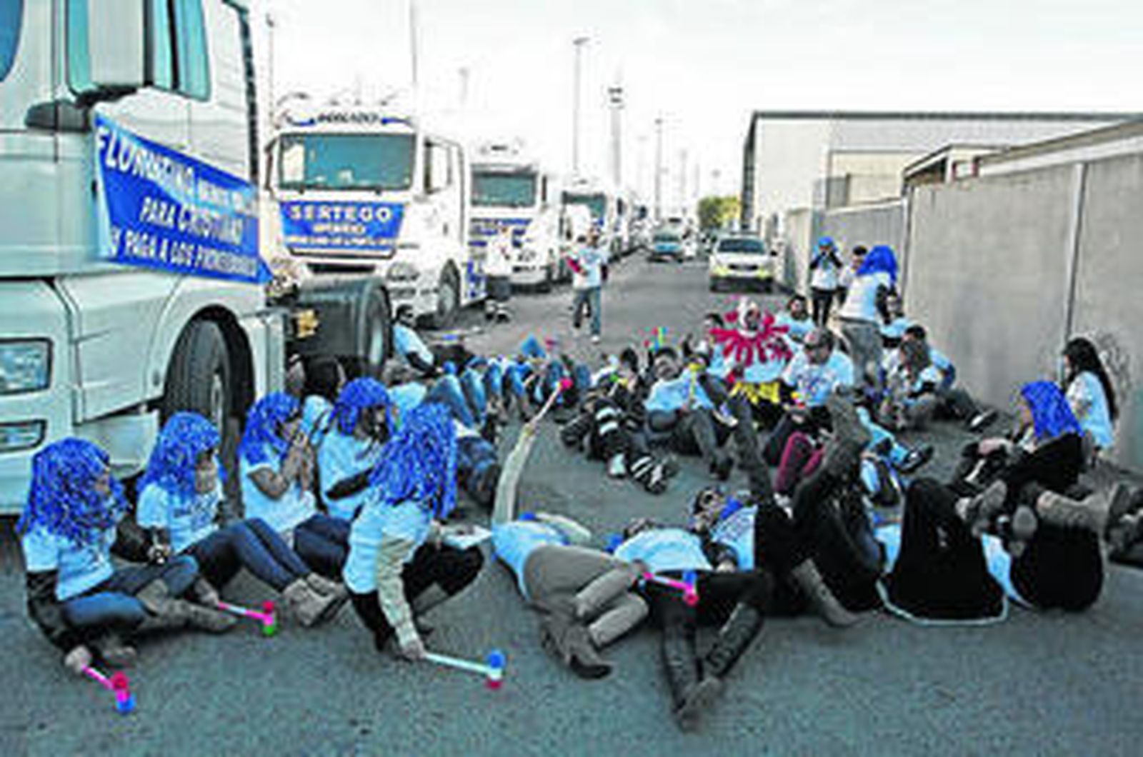 Empleados de Ecogades, ayer en la puerta de Sertego.