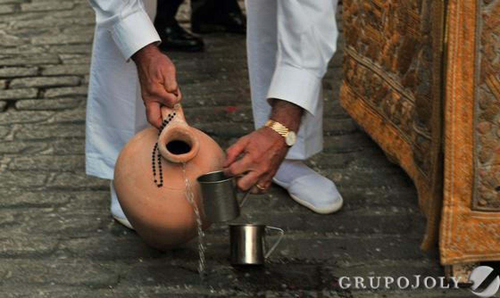 Los costaleros preparan agua para beber. 

Foto: Juan Carlos Vázquez