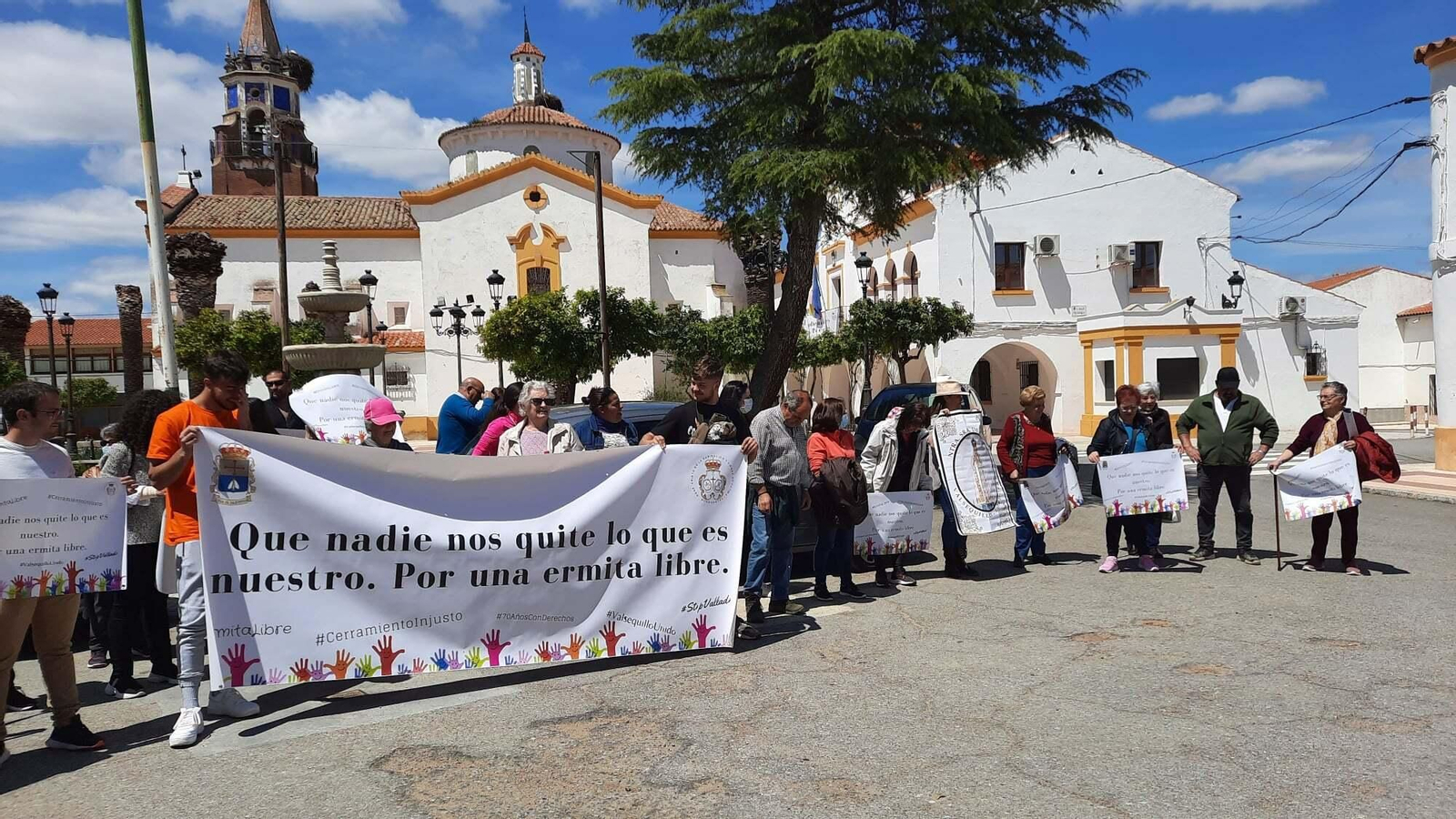 La protesta en Valsequillo contra el cierre del paso a la ermita de la Virgen de Fátima, en imágenes