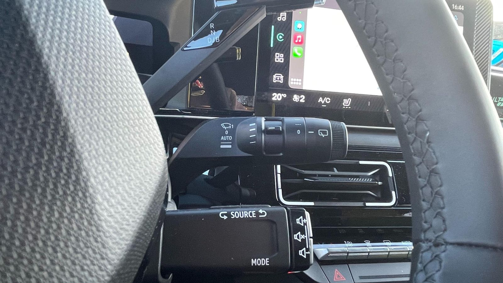 La agrupación de mandos en la zona derecha del volante llega a ser exagerada, ya que también se incluye el satélite de control del equipo de sonido aquí.