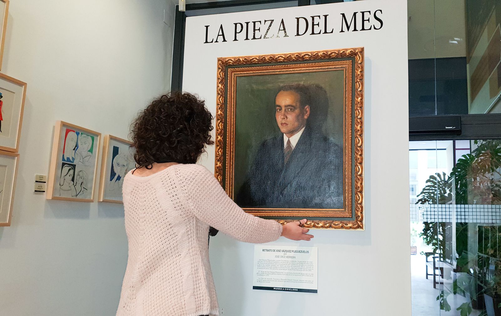 Momento de la colocación del cuadro en el Museo.