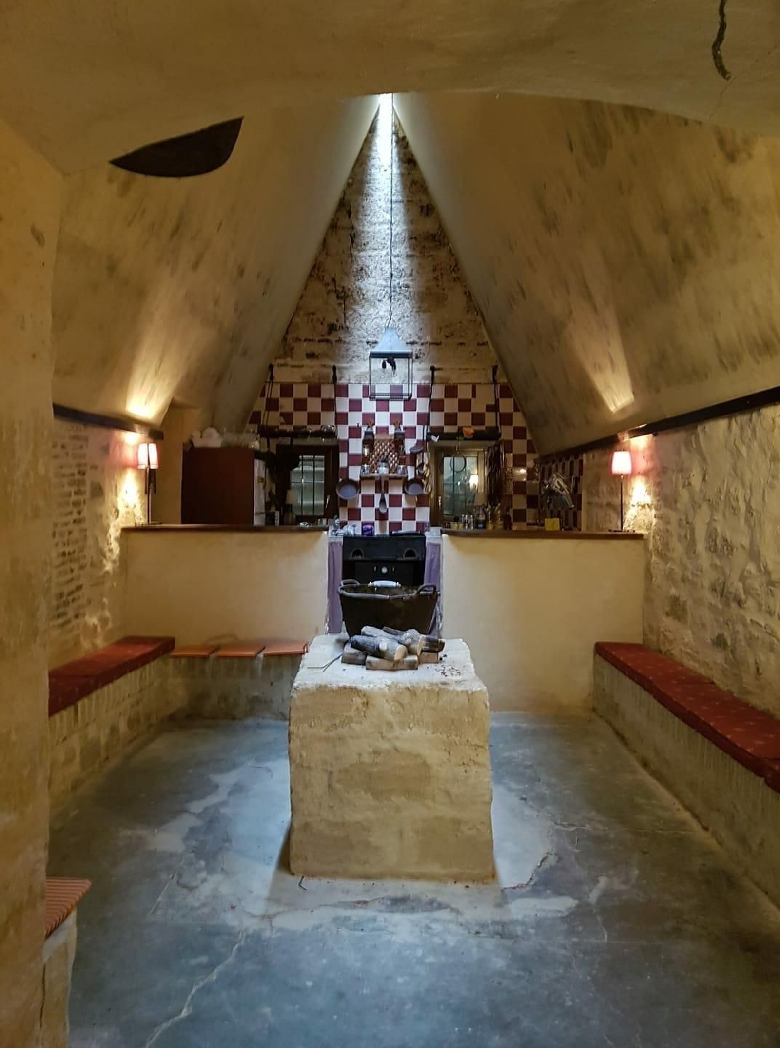 La rehabilitación de la cocina de la gañanía ha conservado la mayoría de su elementos originales de construcción.